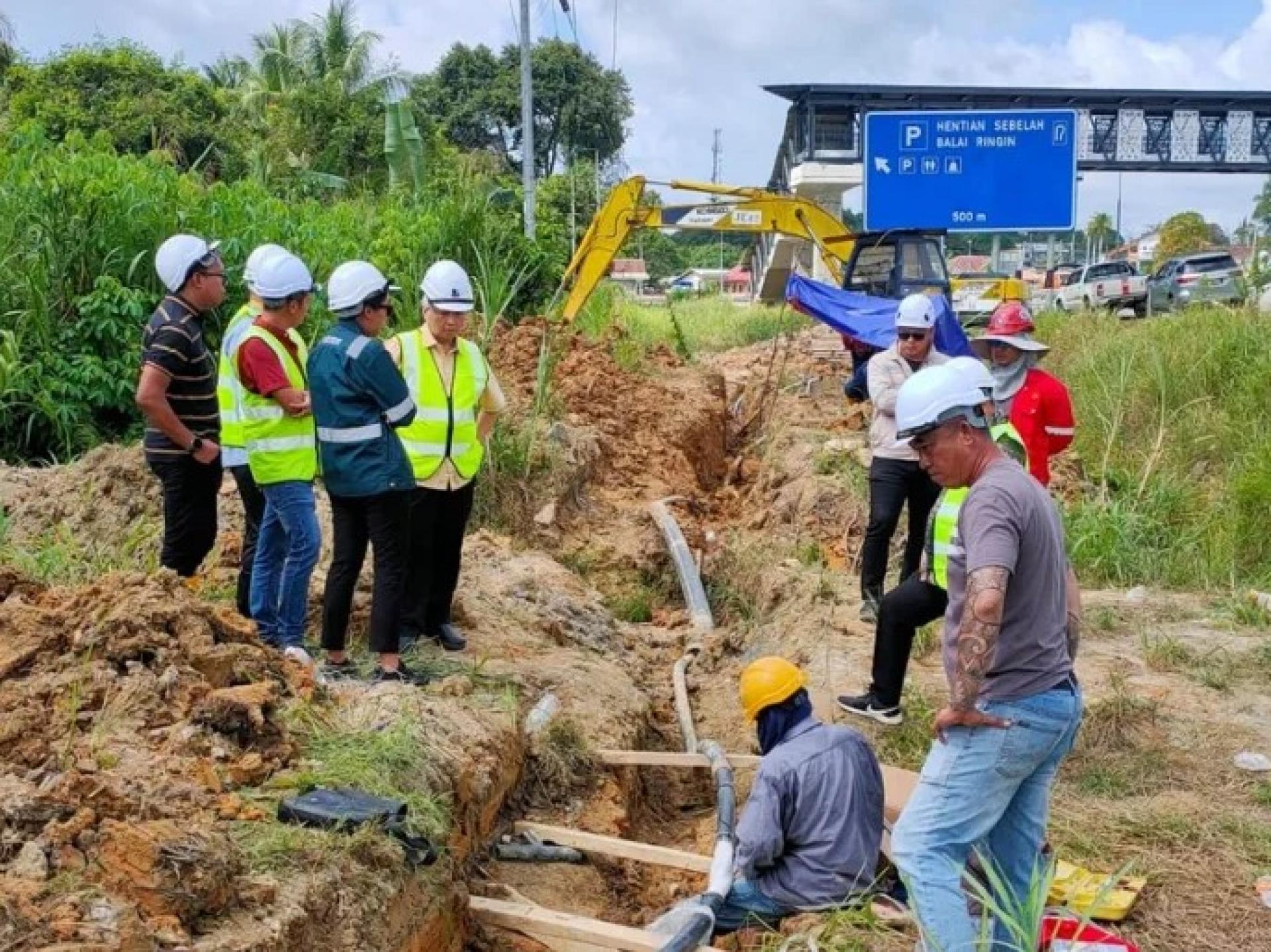 2026年1月29日，拿督斯诺登与相关人员在巴莱林吟地下电缆损坏维修现场巡视。