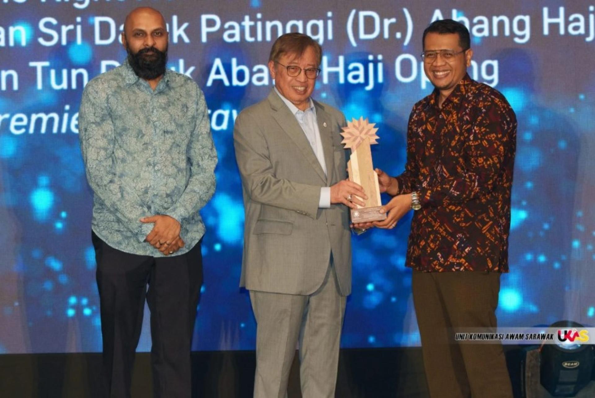 砂拉越总理拿督巴丁宜丹斯里阿邦佐哈里接领UNGC马来西亚—汶莱永续远见奖。