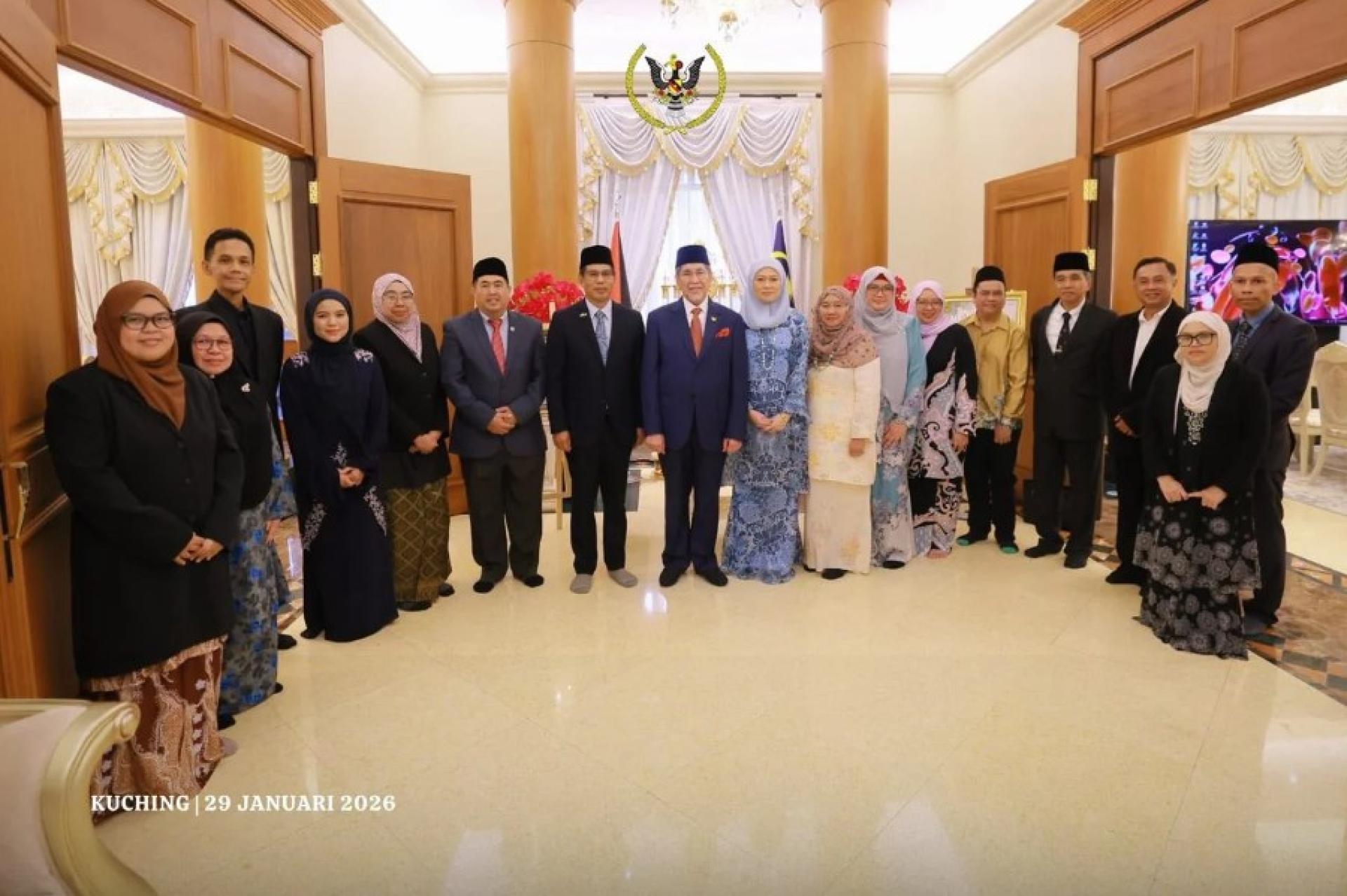 砂拉越元首敦丕显斯里旺朱乃迪及夫人（左起第八与第九位）与UNIMAS代表团合影。