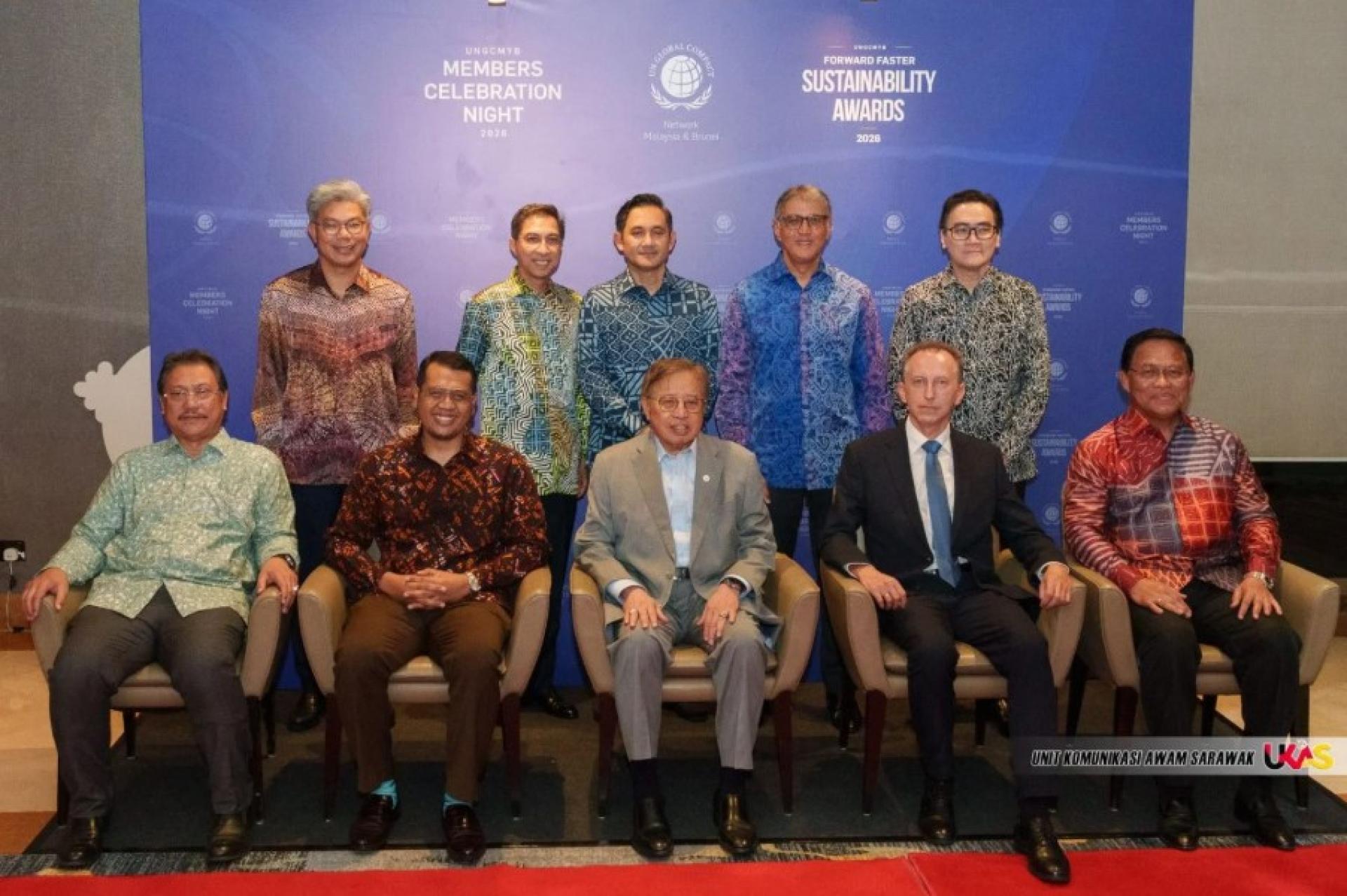 阿邦佐哈里（前排中）与其他贵宾合影留念。