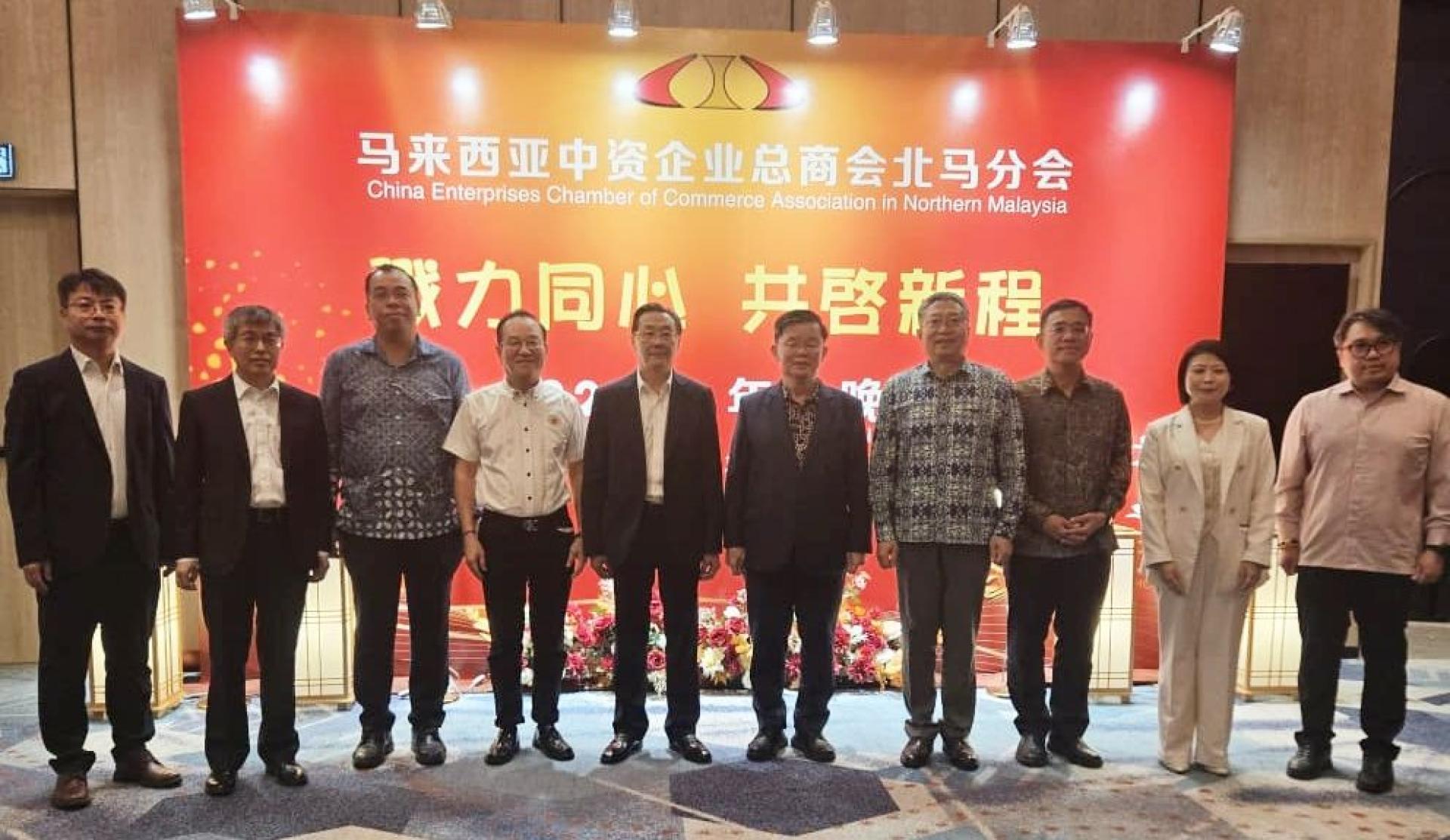 曹观友（右5）与嘉宾们合照，（左起）闫明俊、倪庆久、李文兴、陈坤海、周游斌、孙淑强、黄汉伟、方秀婧及刘敬亿。