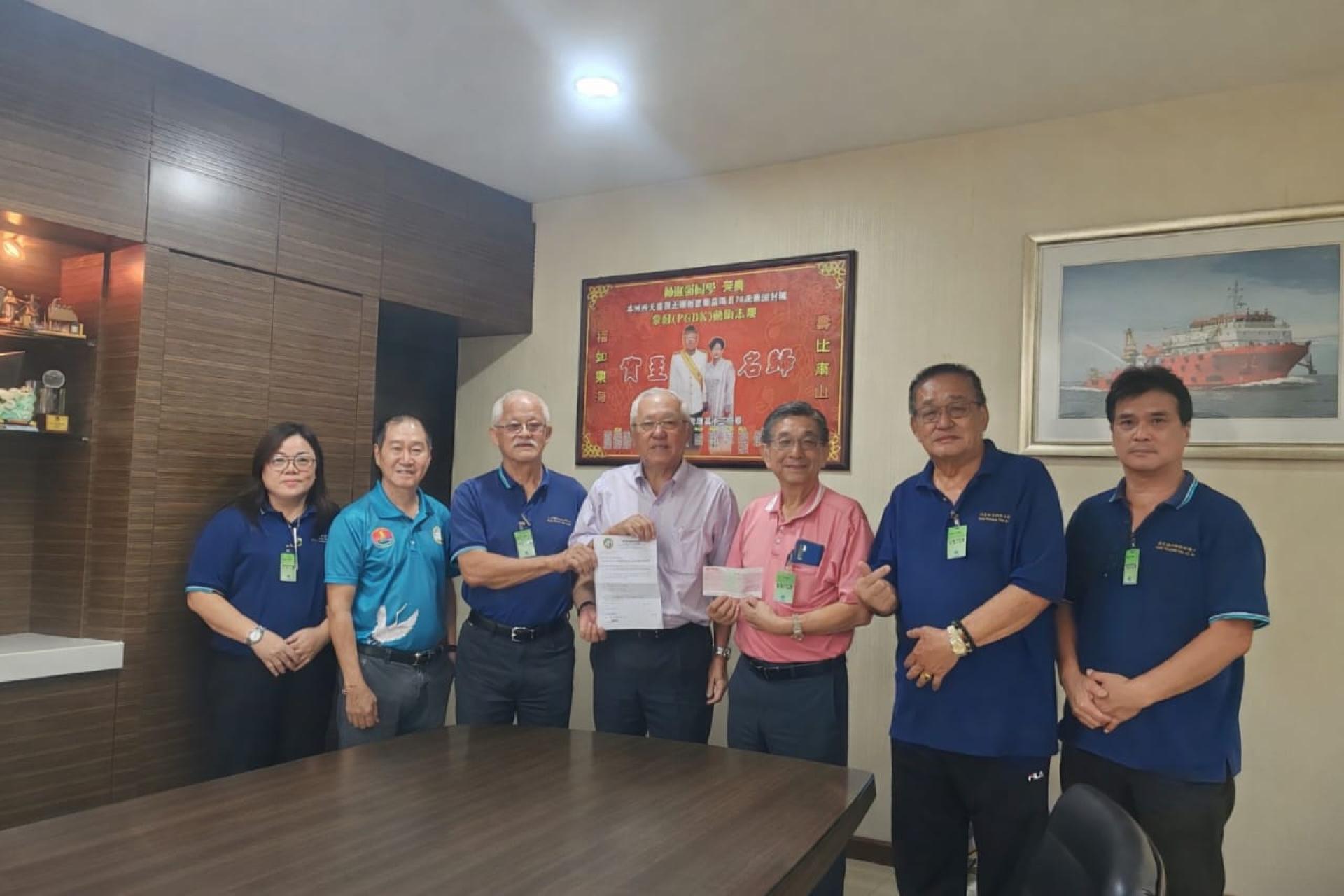 美里福州鹤龄俱乐部主席俞贤崧（左3）递交新春团拜邀请函给永久名誉顾问拿督林淑强（左4）。