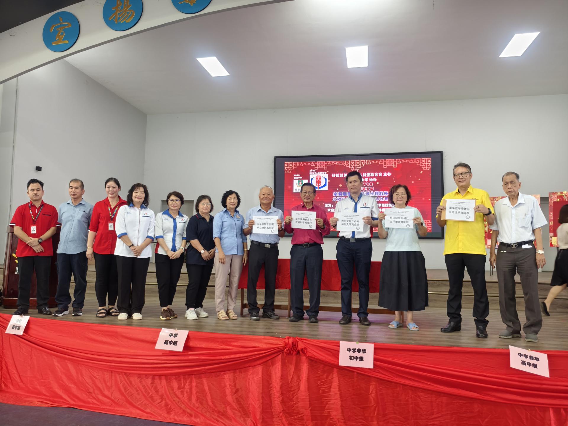 挑战杯挥春赛参赛人数突破258人，参赛学生专注挥毫书写春联。