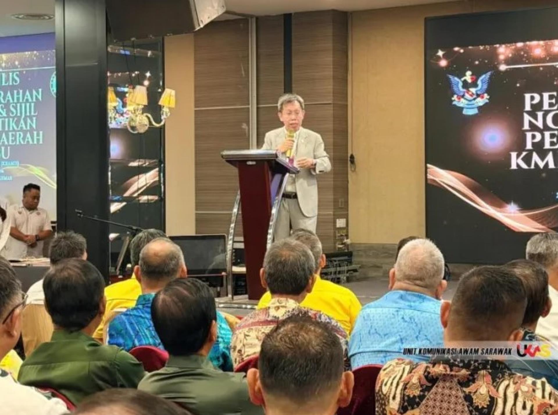 沈桂贤在1月28日于诗巫举行的诗巫区村落及社区领袖（KMKK）任命通知书及证书颁发仪式上发表讲话。