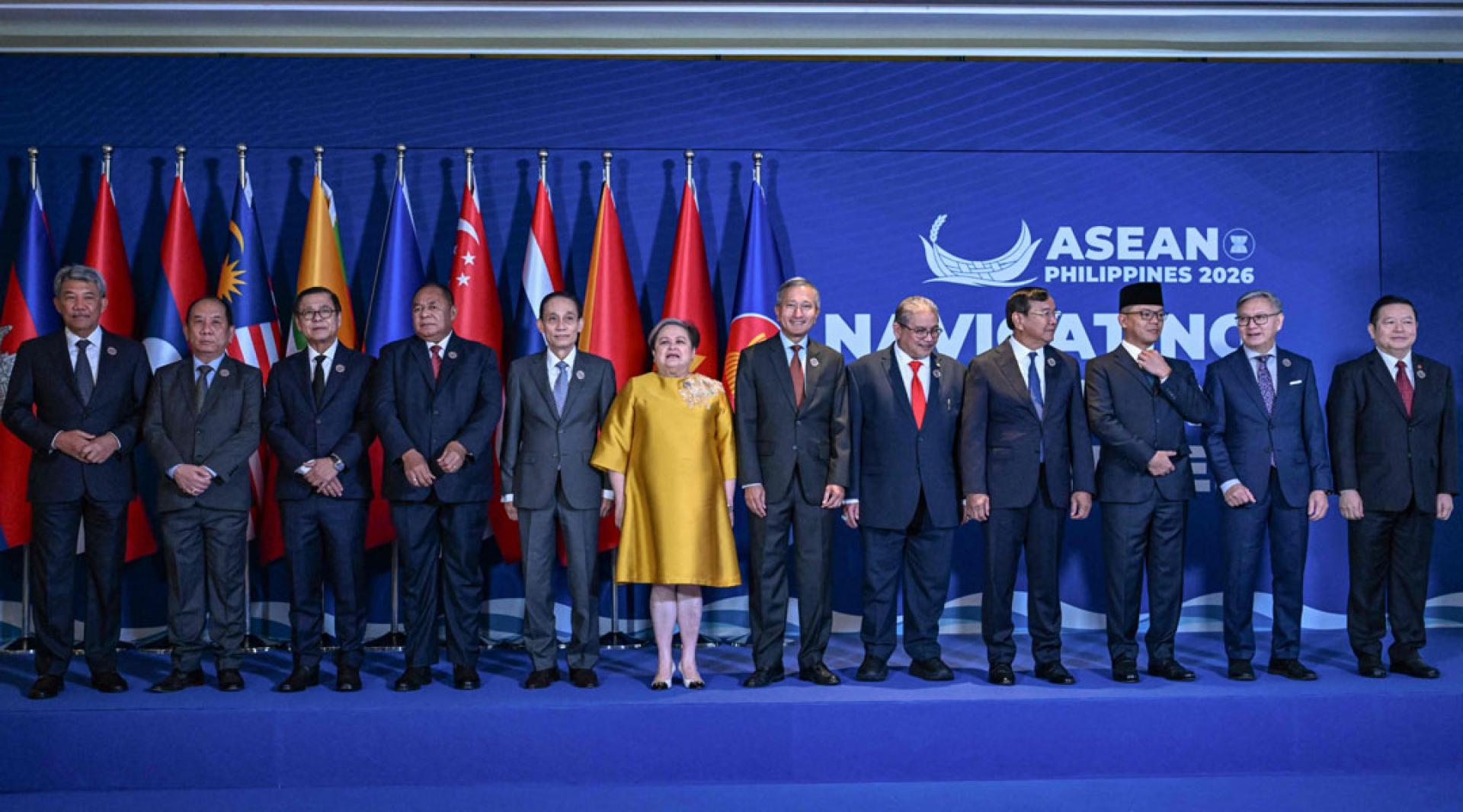 东盟成员国外长29日在宿务市举行非正式会议上合影，中间穿黄衣者是东盟轮值主席国菲律宾的外长拉扎罗。