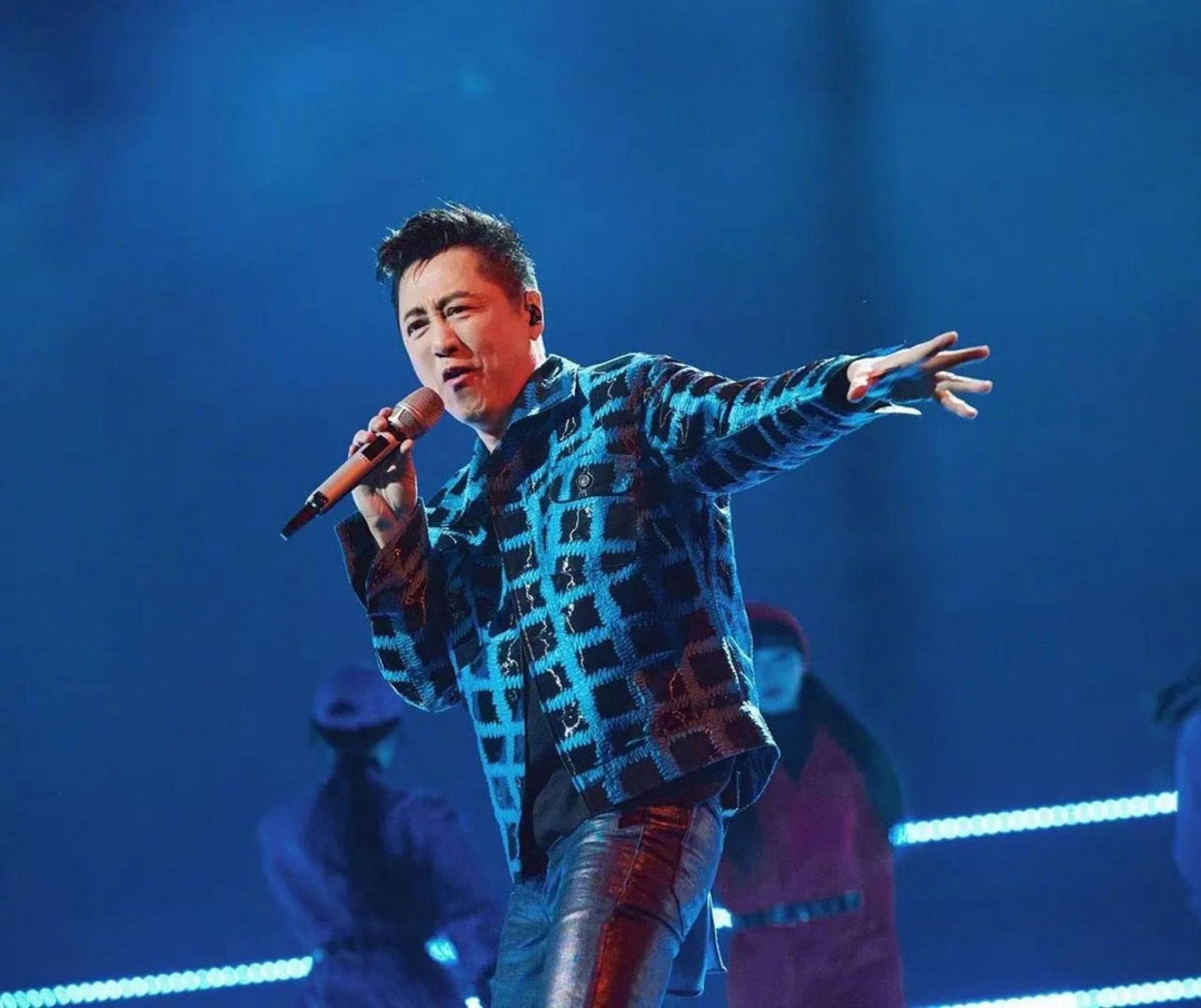 庾澄庆最近到长沙录音乐综艺《声生不息》。