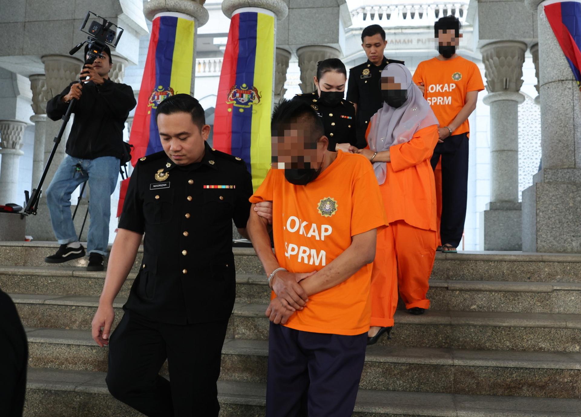 环境局正副总监及一名环境管制助理官员自周五（30日）起被延扣7天，以协助调查一宗与电子废料管理相关的案件。