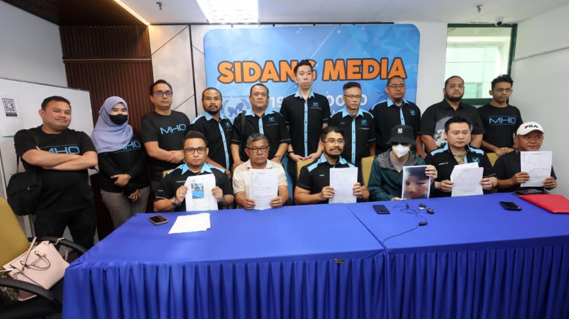 希山（坐者左3）和胡杰良（坐者右2）等MHO成员，陪同3名事主召开记者会。