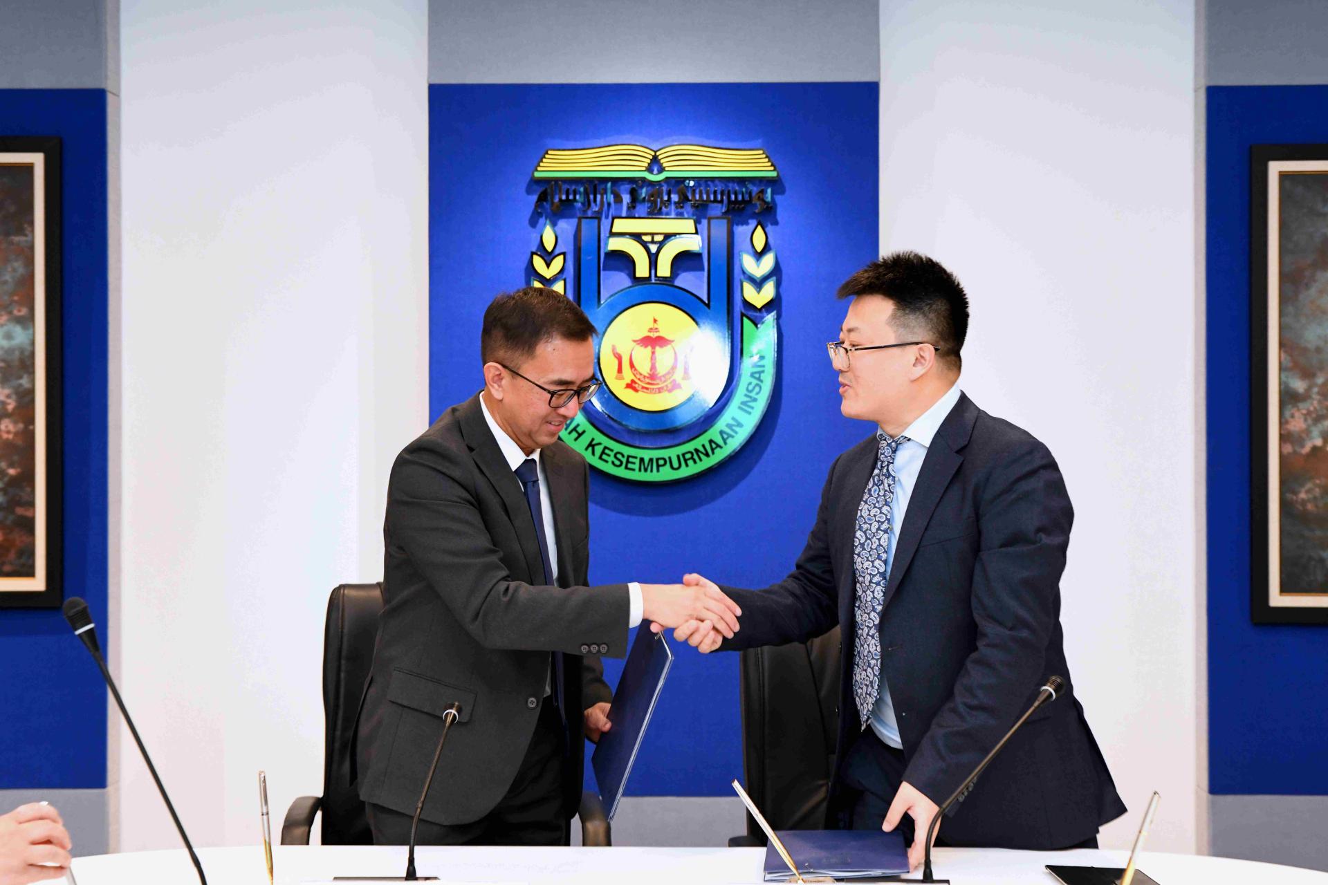 汶莱大学校长哈兹里哈吉基夫勒博士和重庆大学副校长杨军教授交换备忘录