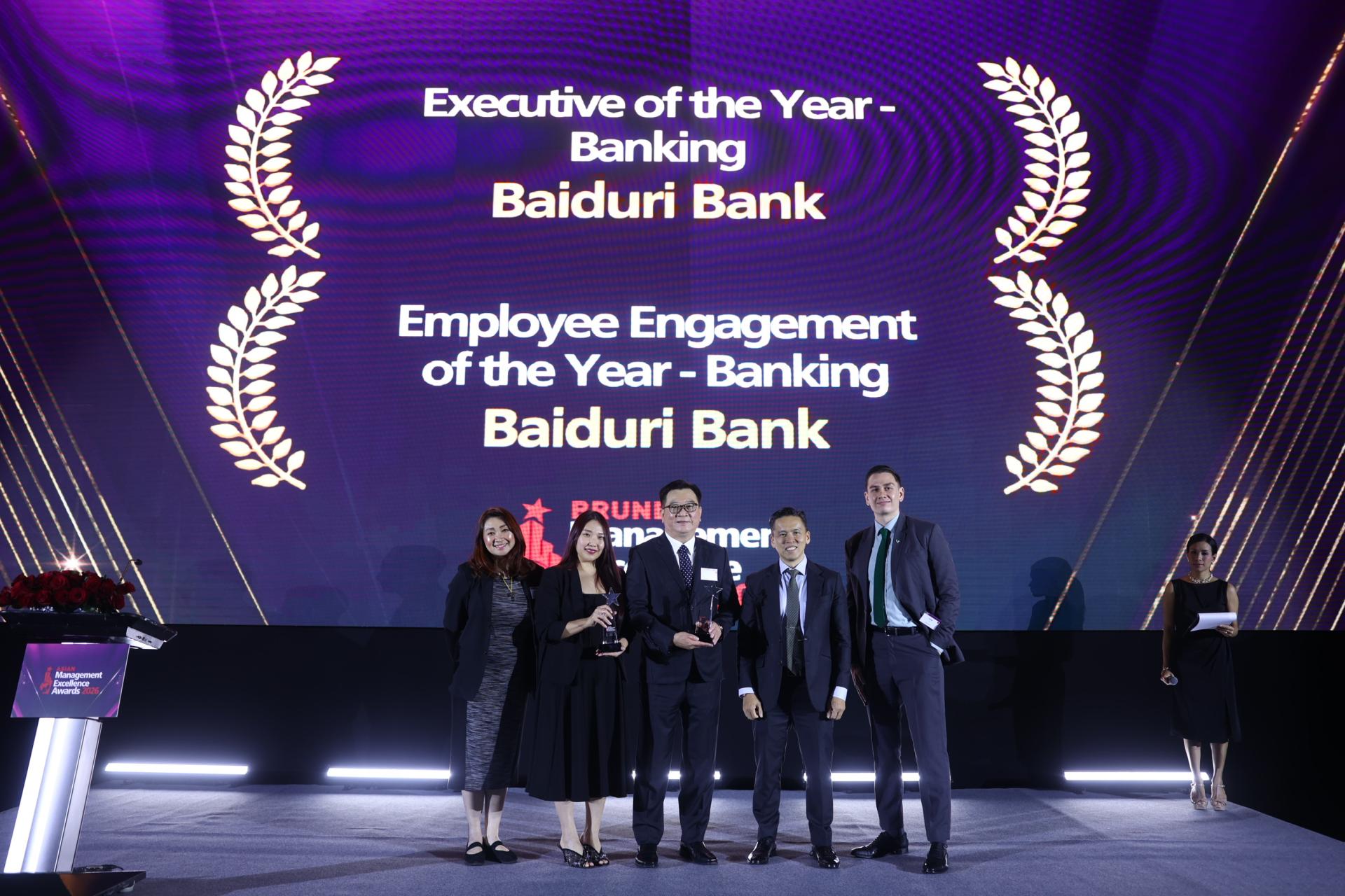 佰都利银行首席执行官郑荣辉与职员出席领奖