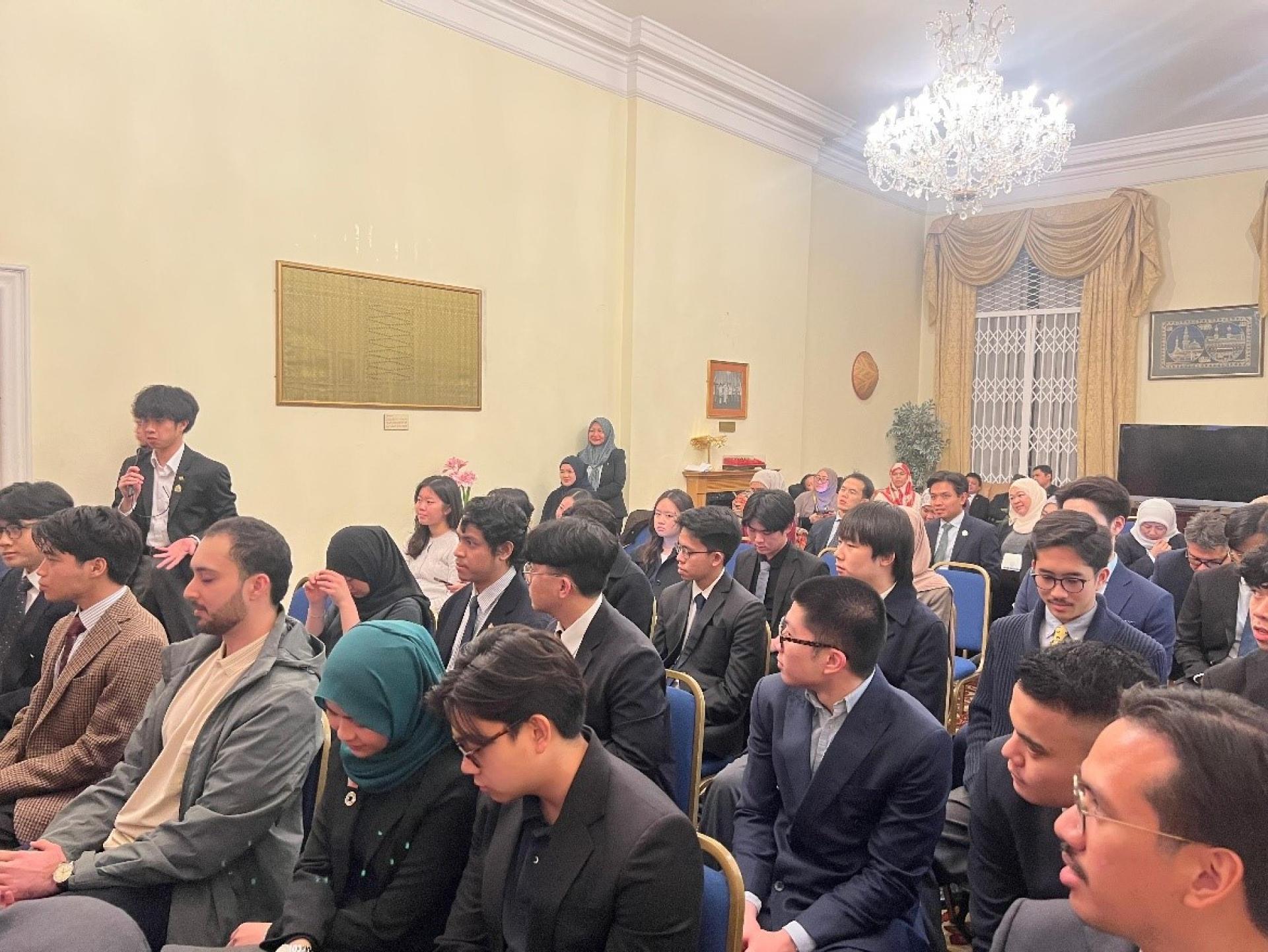 出席与拿督刘光明交充会的汶莱学生