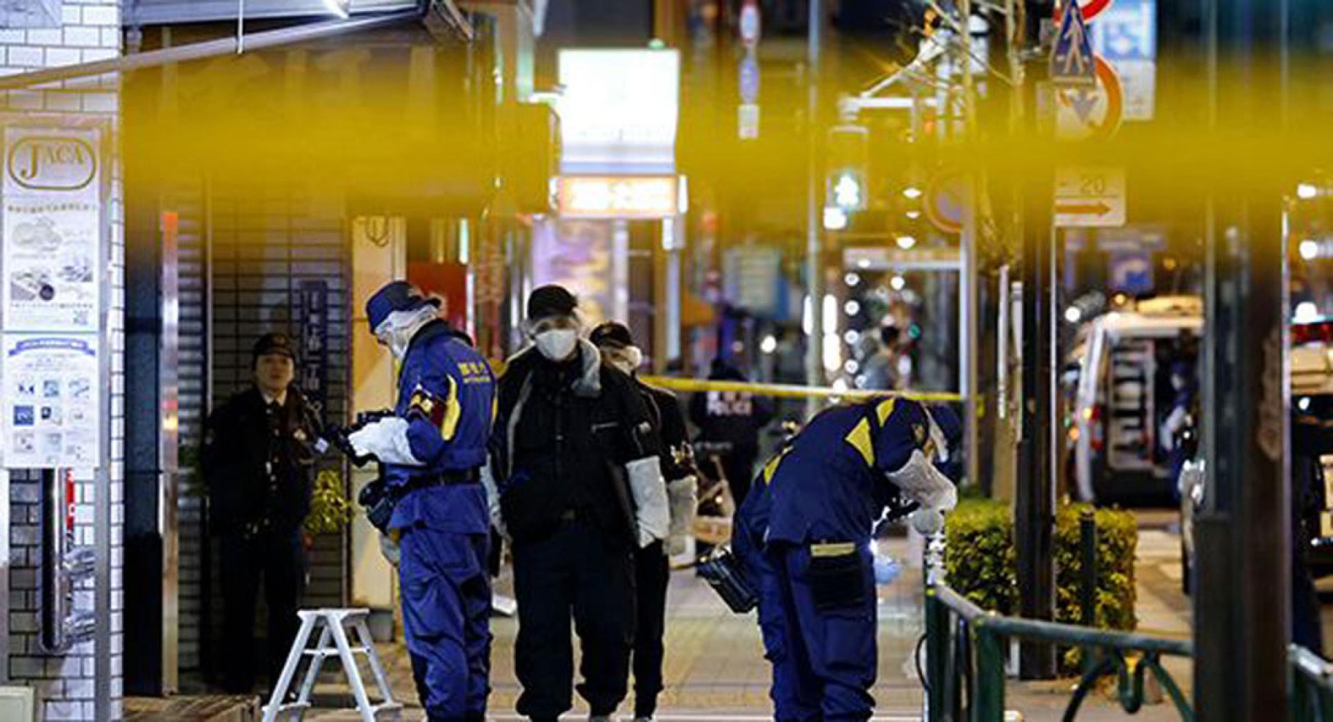 嫌犯在东京街头抢劫装有现金的行李箱。