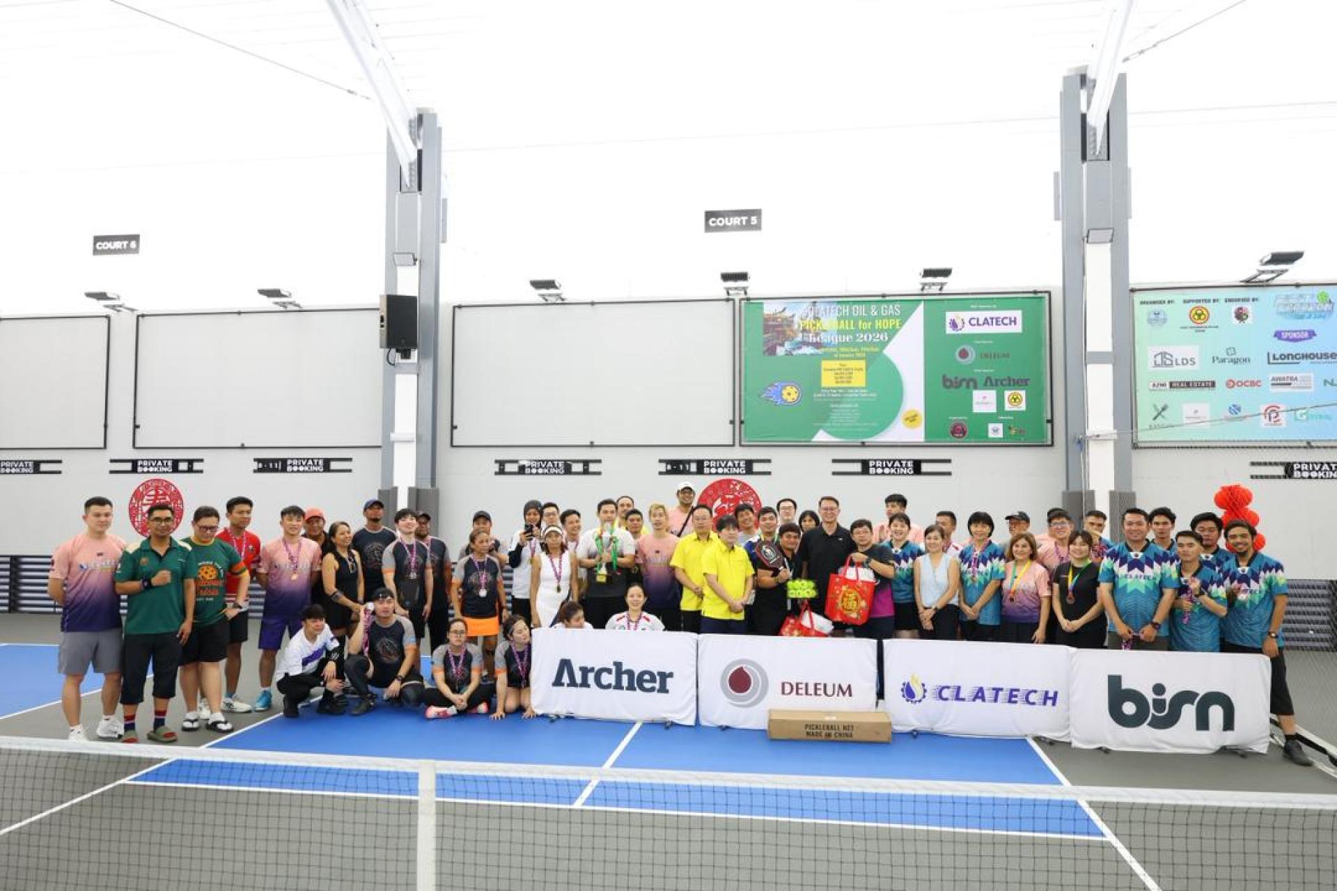 2026 CLATECH Oil and Gas 匹克球希望联赛闭幕典礼上，多家匹克球俱乐部联合移交所捐赠的球网、球拍及比赛用球予美里哈米达孤儿福利中心合影。