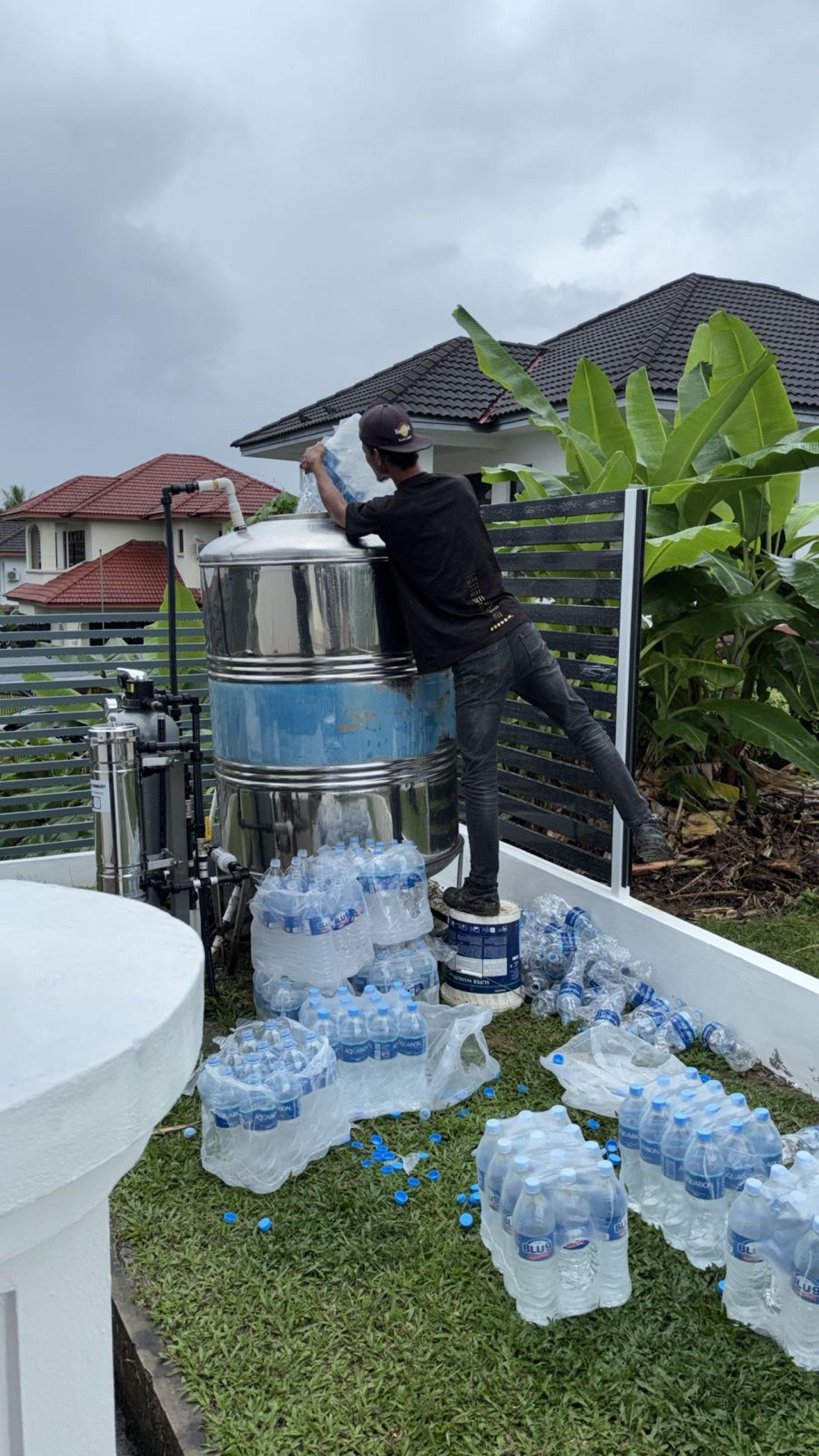 市民购买大批的矿泉水倒在储水箱备用