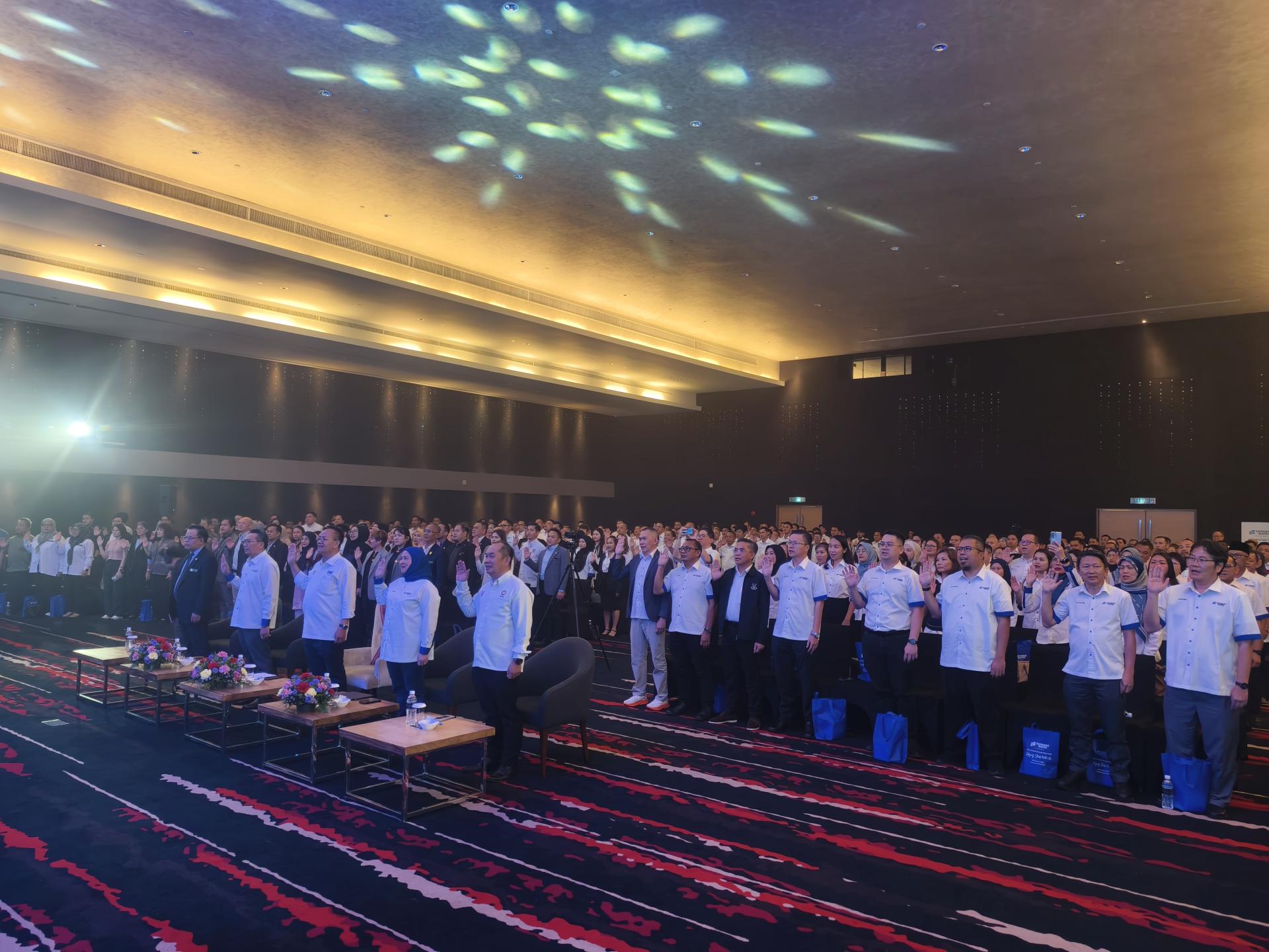 全体出席者宣读廉洁誓言。