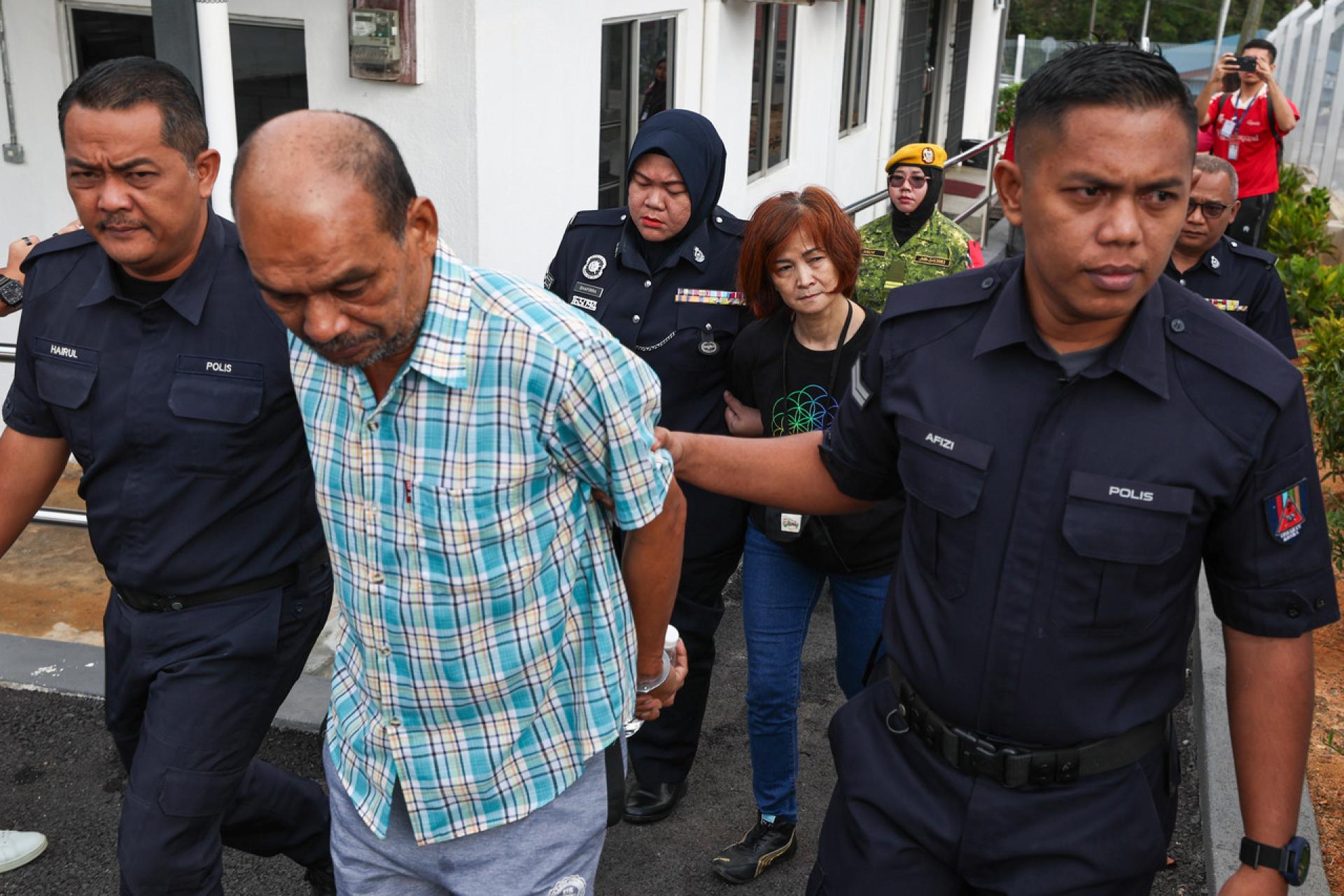 两名年过60的华裔夫妇周五被控非法拥枪和拥毒，若罪成恐面对终身监禁刑罚。