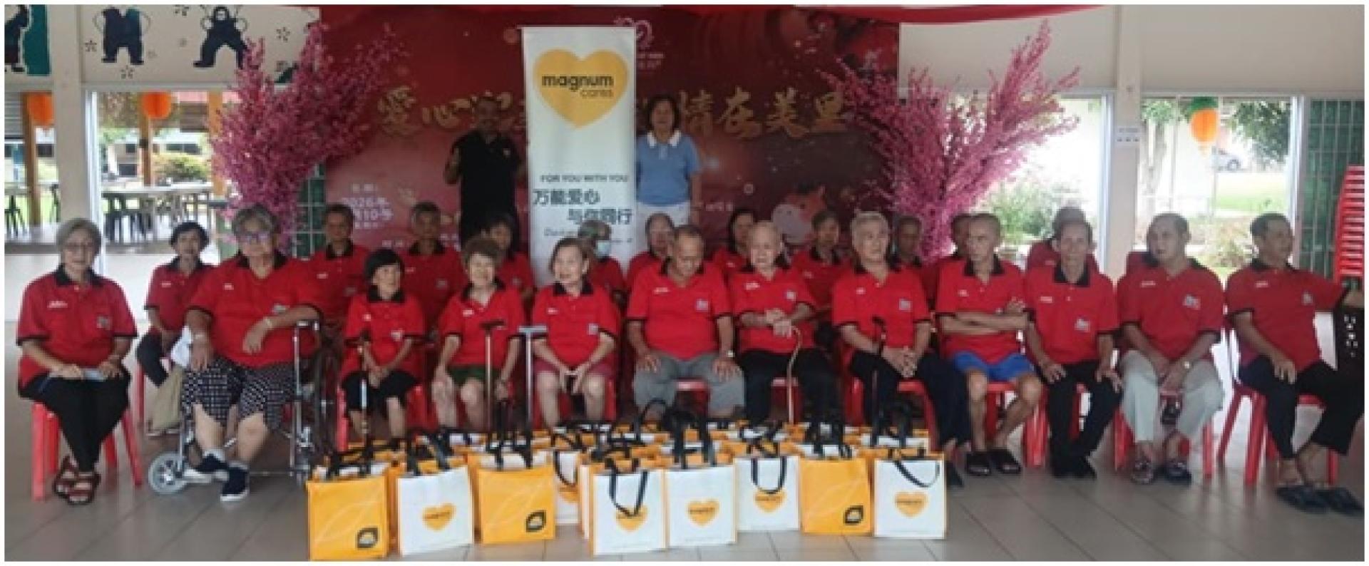 万能爱心砂拉越团队走访美里老人之家送上新春温暖与关怀。