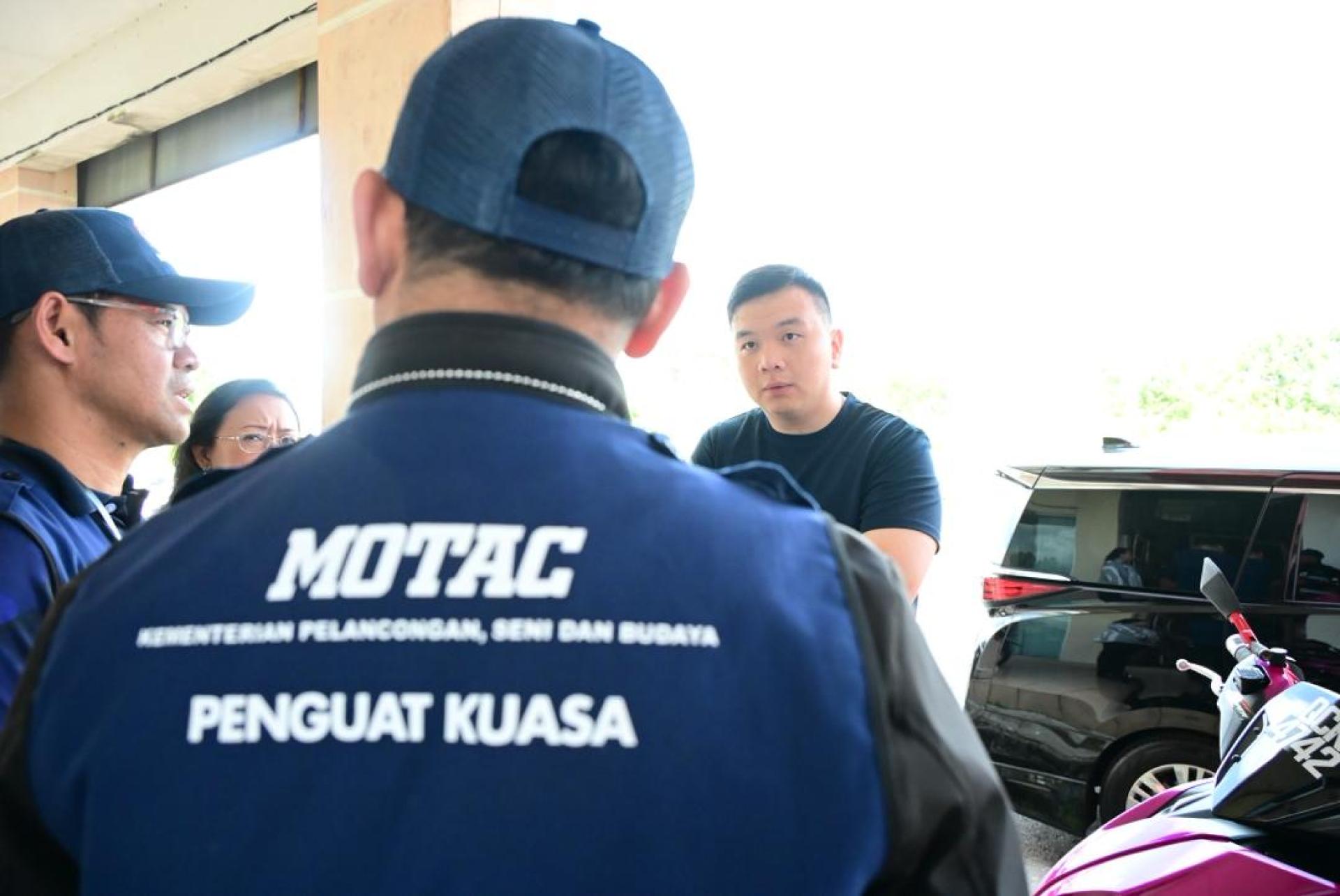 旅游部执法人员前往古晋相关旅行社分行展开检查与搜查行动。右为旅游、艺术及文化部副部长兼美里国会议员赵俊文。