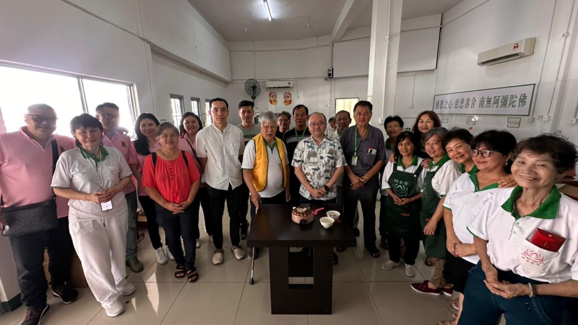 布施圆满后，祥音斋义工们为寿星甲必丹拿督刘思乐（右7）献唱生日歌并切蛋糕庆生。