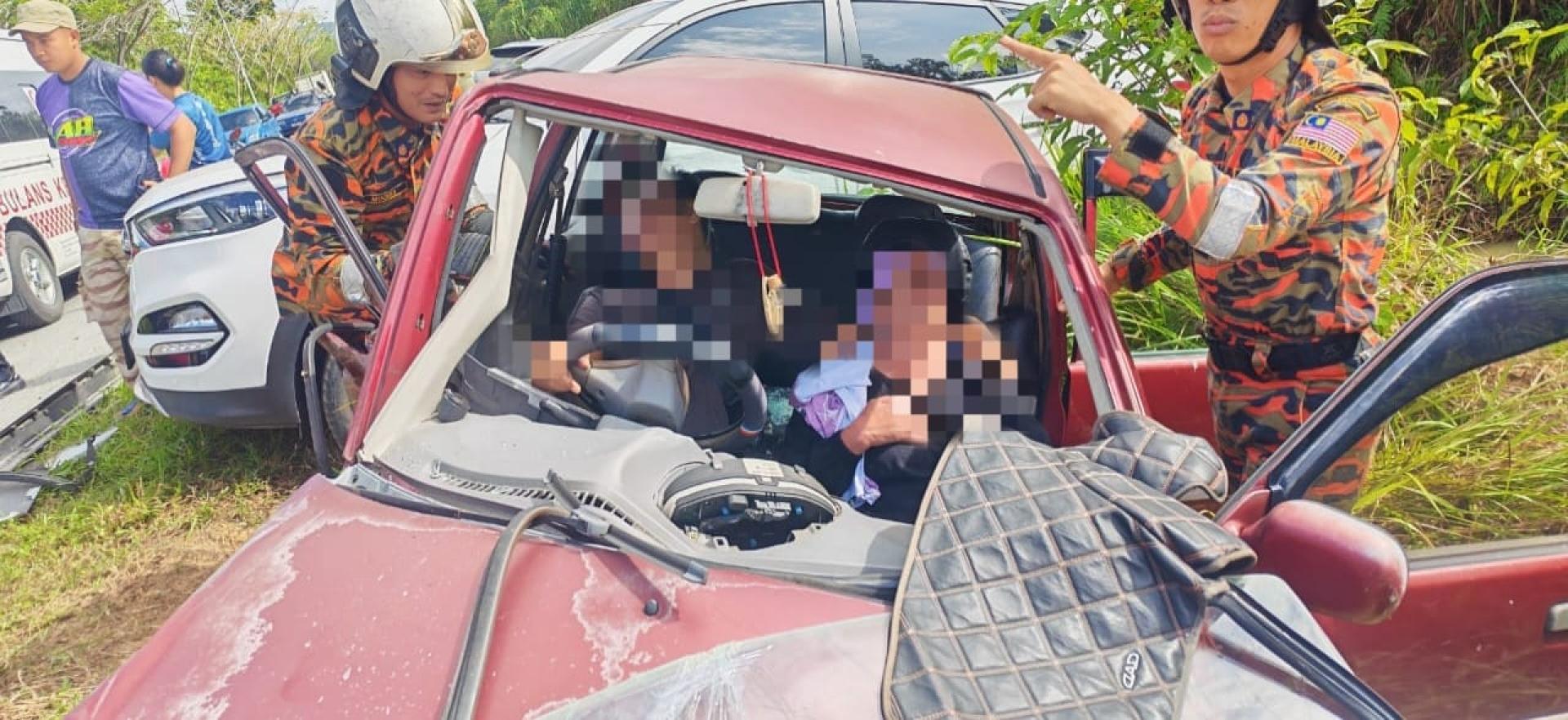 救援人员准备将夹困在车内的伤者救出。