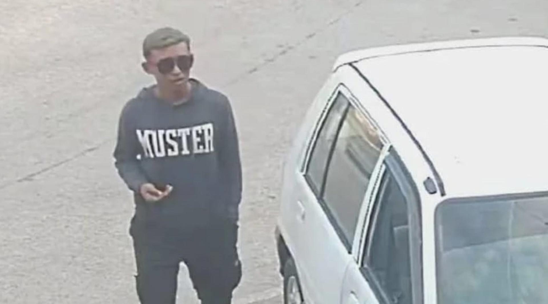 闭路电视摄下行迹可疑的男子。