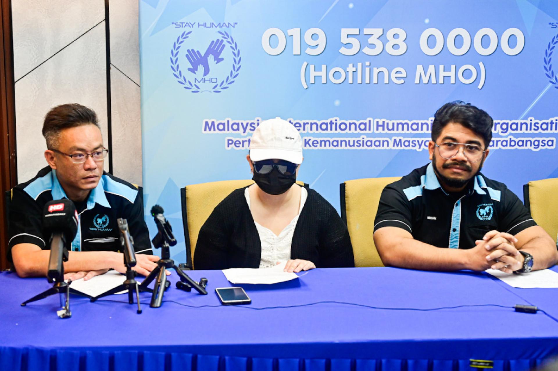 希山（右起）陪同YK召开记者会，左是黄福兴。