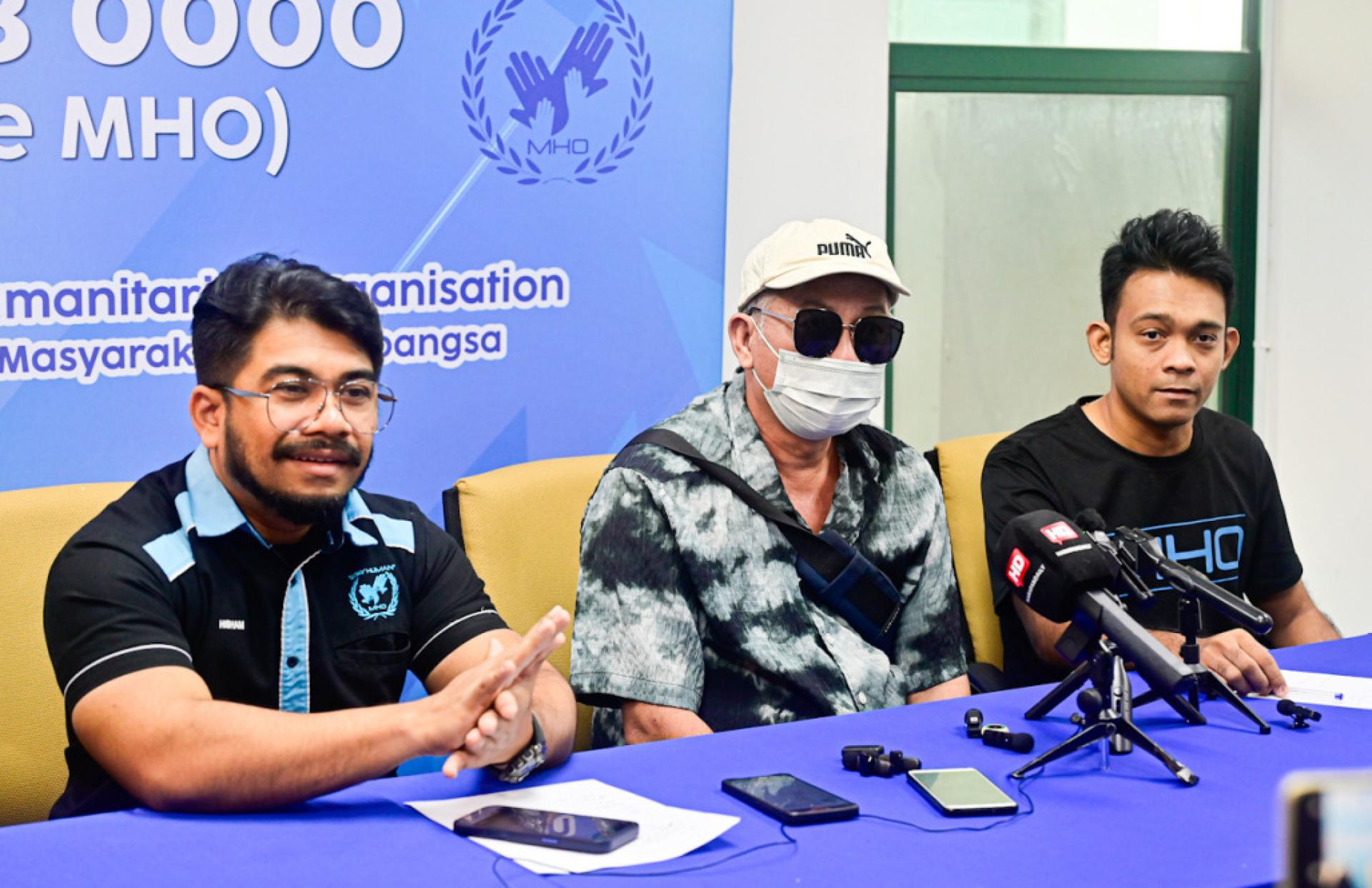 希山（左起）陪同阿豪父亲召开记者会，右是林汉成。