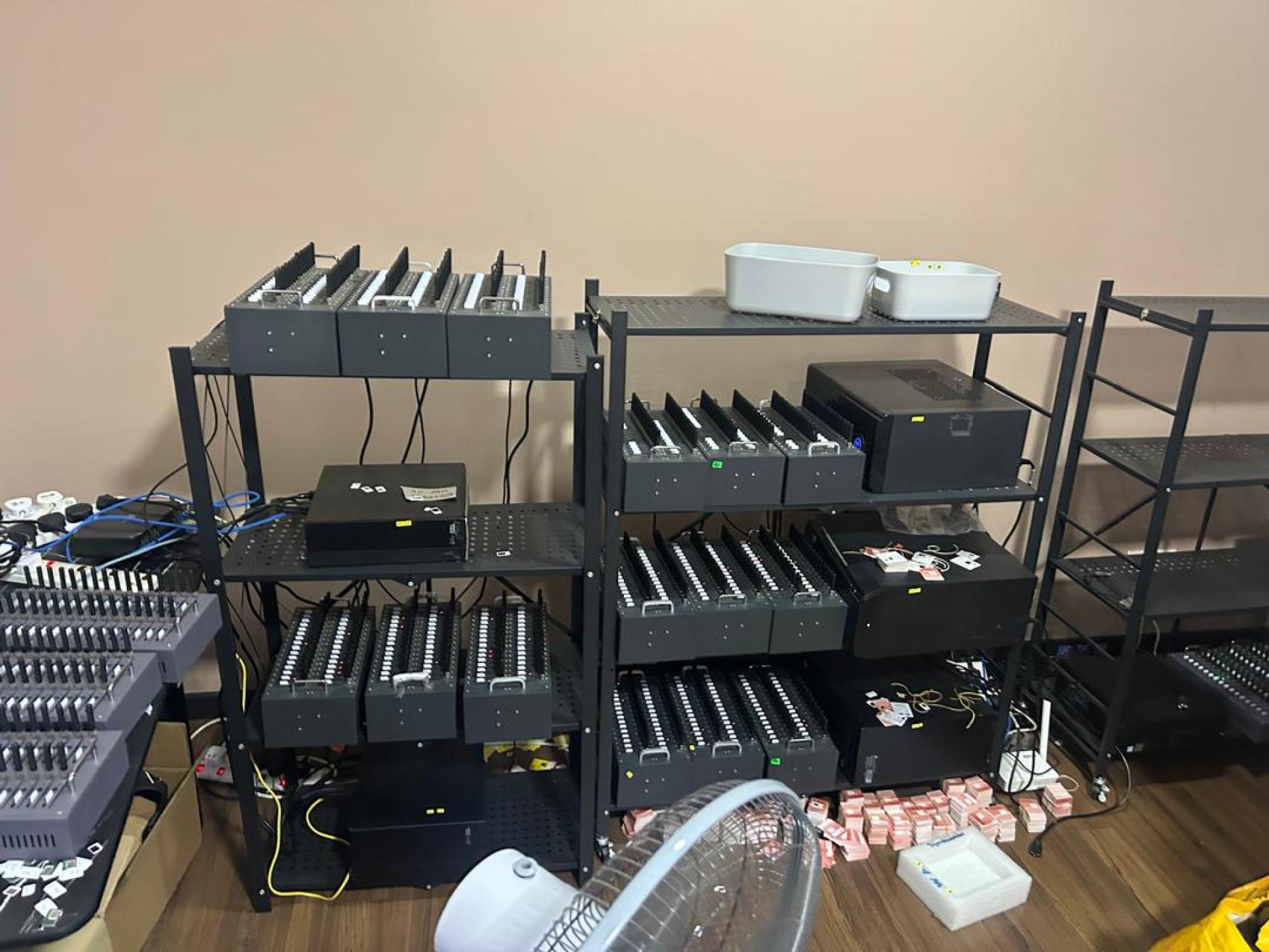 通讯委会及警方在一起联合行动中，起获用于网络犯罪的50台SIM Box设备及相关器材。