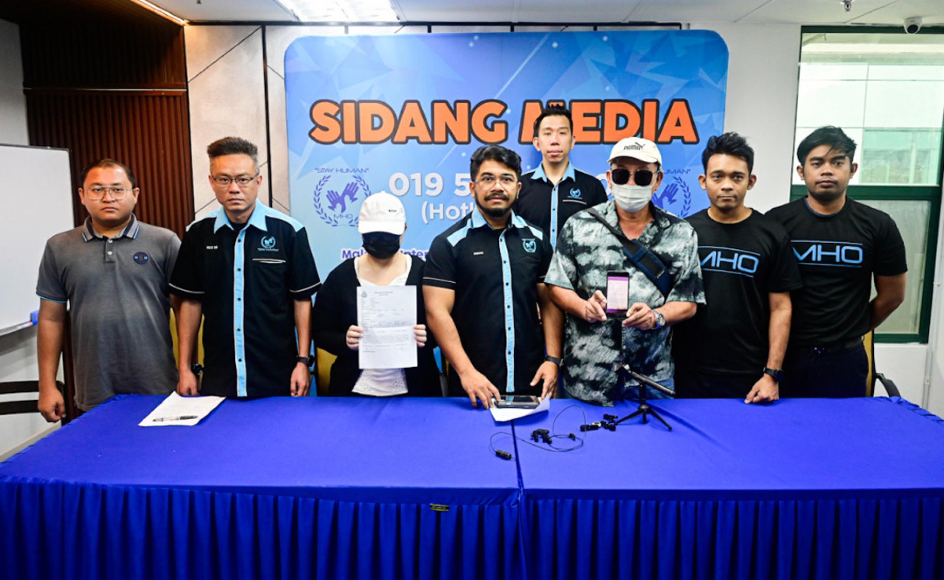 希山（中）陪同左右两名两旁的男女事主召开记者会，左起MHO成员莫艾曼、黄福兴、林汉成（右2）和尹恣瑗（后）。