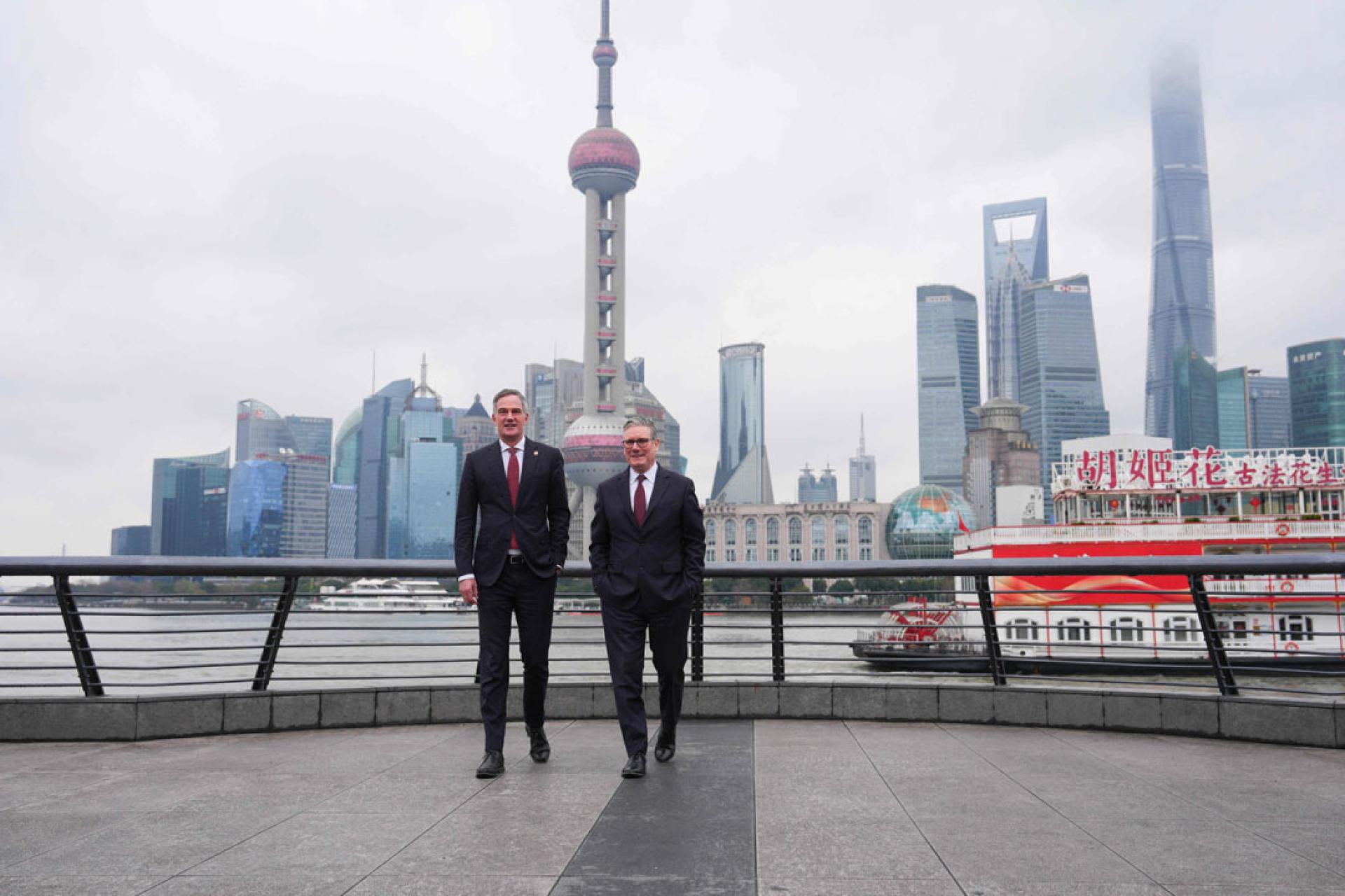 英国首相斯塔默（右）31日和英国商业、贸易和经济发展大臣彼得·凯尔（左）访问上海外滩。