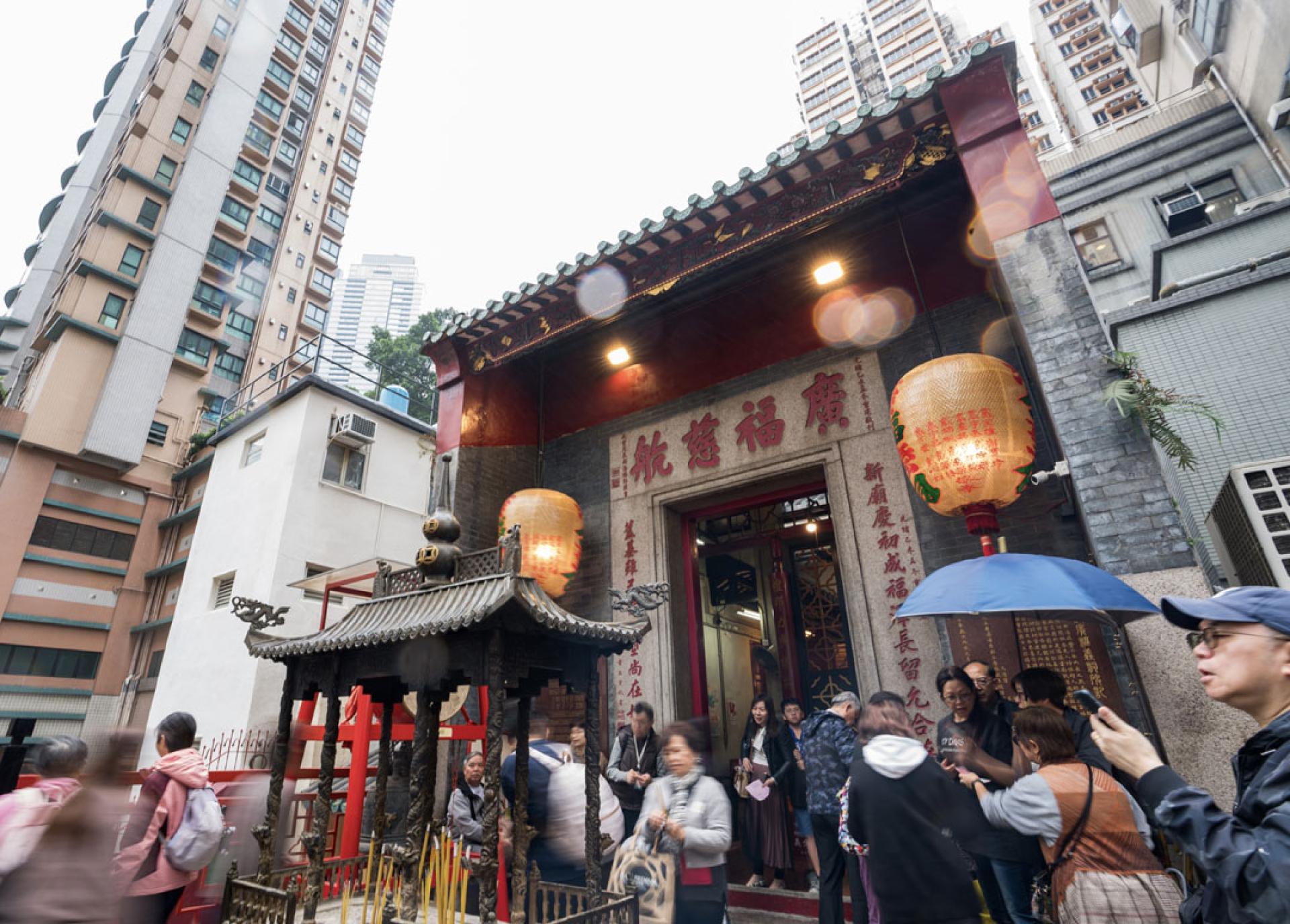 游客和市民在位于香港上环太平山街的广福祠参观、祭拜。（图：中新社）