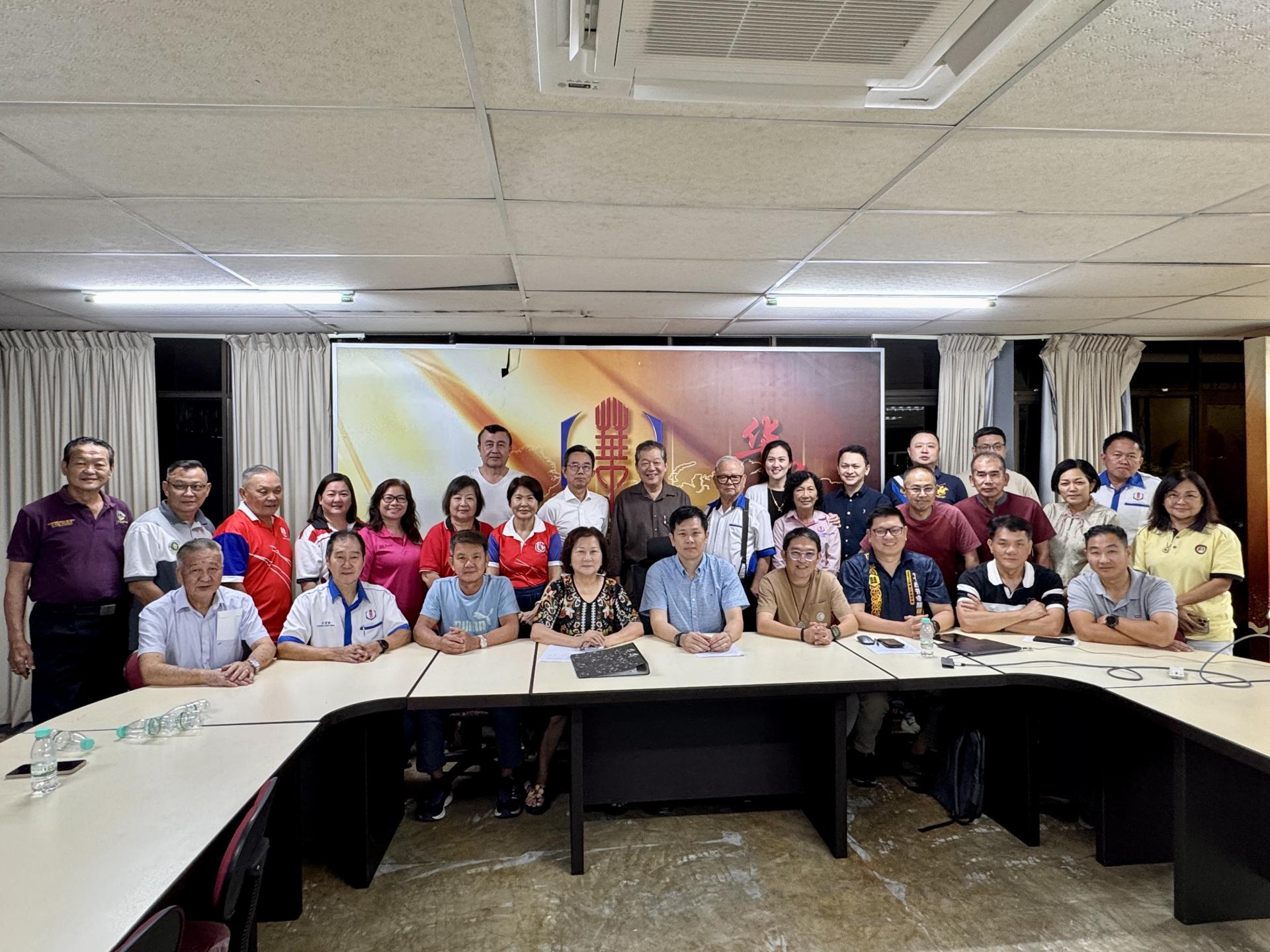 2026丙午年新春大团拜晚宴暨新届（2025至2028年）理事就职典礼筹备会成员在会议上合影。坐者左5为大会主席兼美里省华总会长许信隆；右4为筹备会主席兼秘书长洪立川。