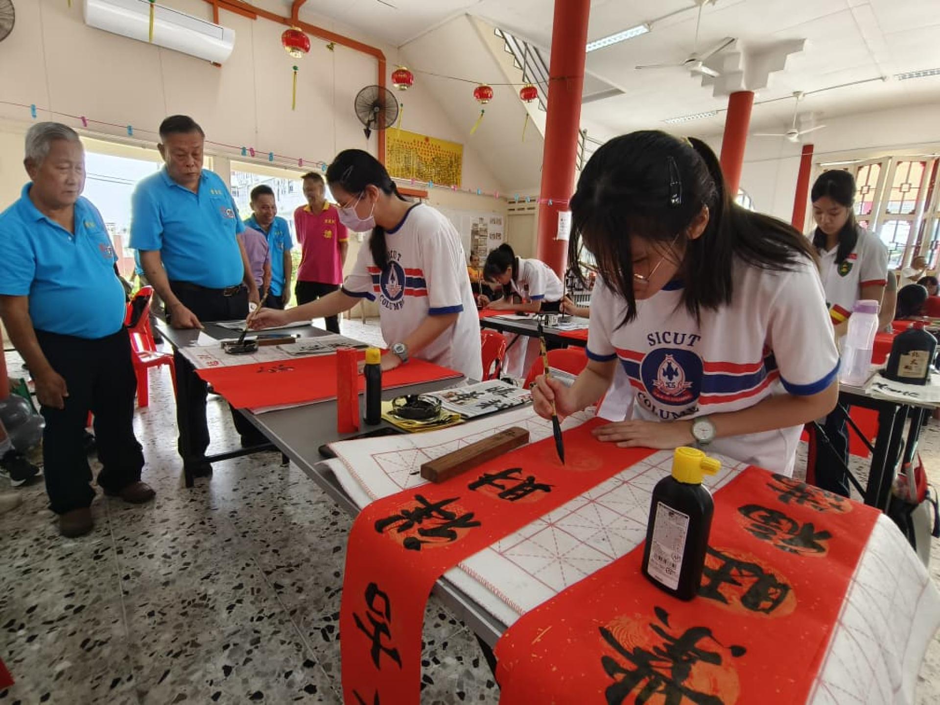 左起为丙午年挥春比赛筹备会主席兼副阁长杨贤曾及紫星阁阁长许为隆巡视赛场。