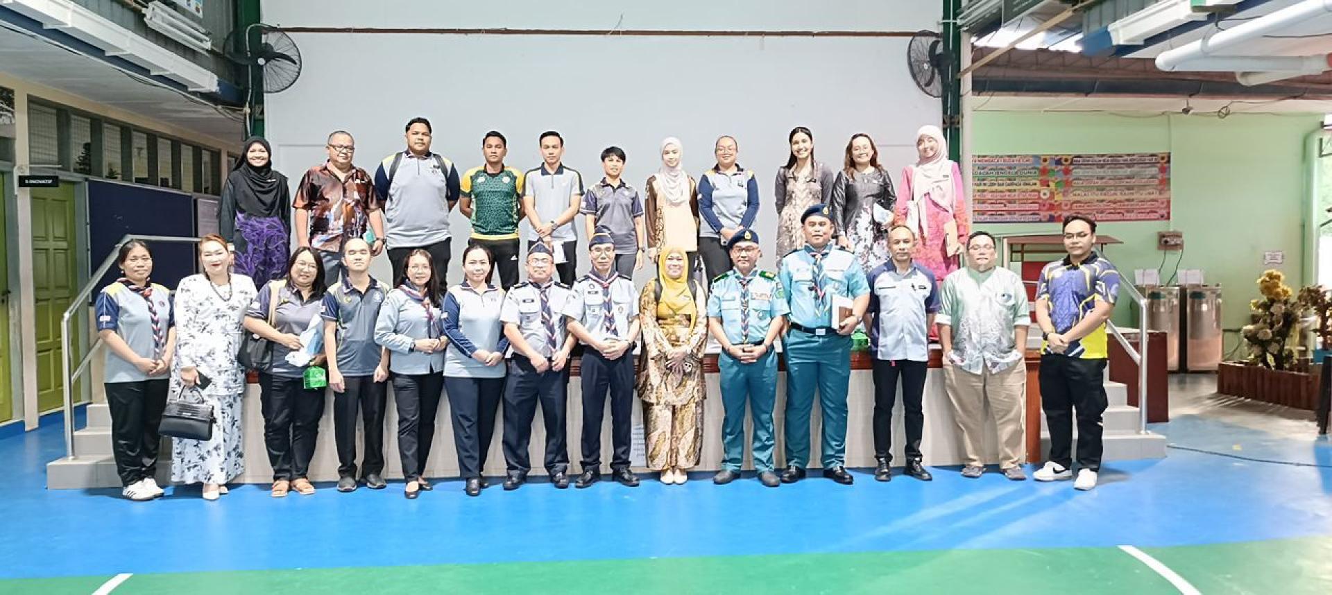 诺玛莎尤女士与甘纳、艾德林彼得、贾诺斯及唐嘎博士，与童军领袖们合影。