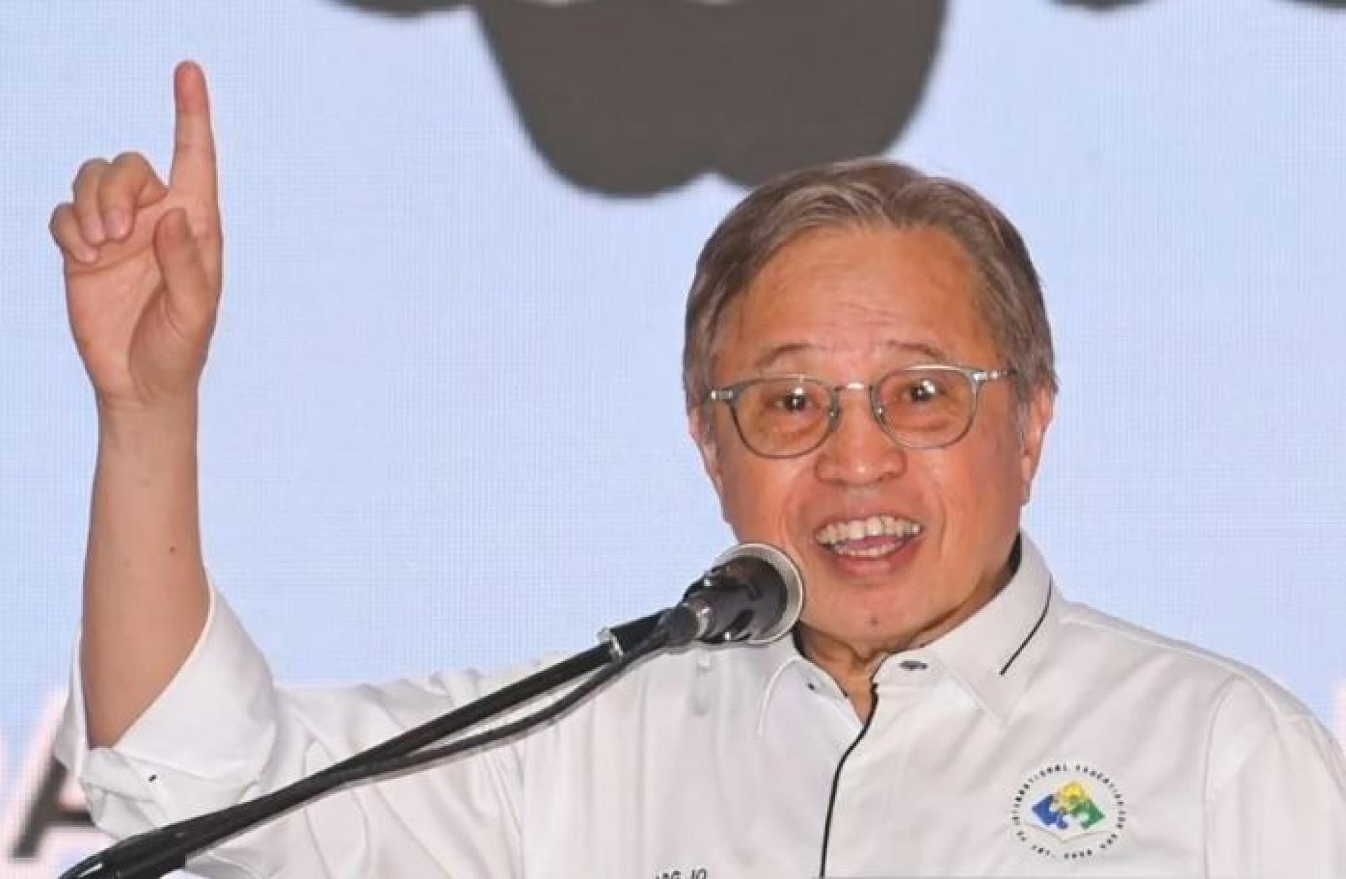 Abang Johari ketika berucap selepas menyempurnakan pelancaran Sekolah Menengah Antarabangsa Yayasan Sarawak (YSISS) Kuching, di sini, hari ini.