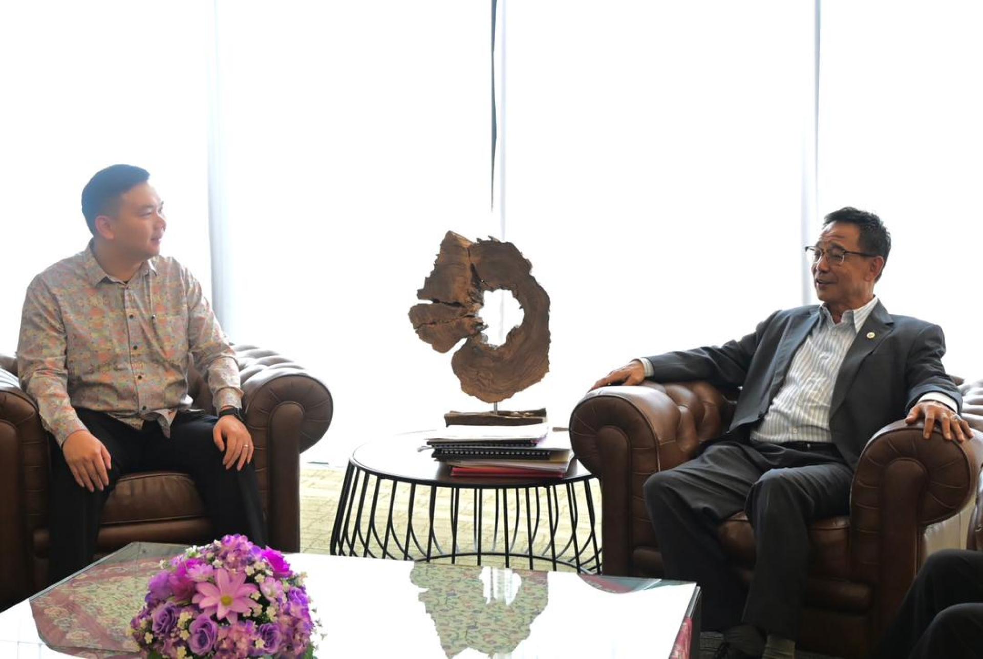 旅游、艺术及文化部副部长兼美里国会议员赵俊文（左）与礼访砂拉越旅游、创意产业及表演艺术部长拿督斯里阿都卡林拉曼哈姆扎（右），双方展开交流。