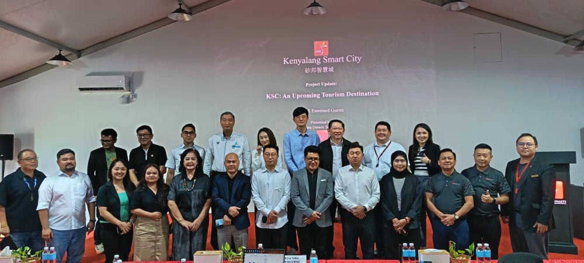 肯雅兰智慧城发展商 Imasa Dinasti 与中国 Thinker Cultural Tourism Operator 代表团在史纳汀发展地交流，探讨水上主题乐园及旅游项目投资合作方向与会者合影。