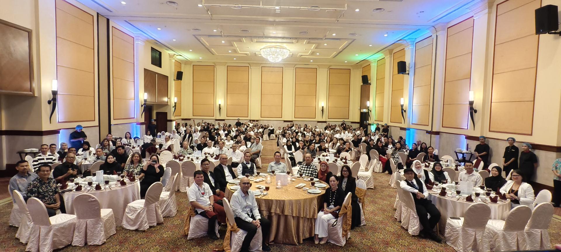 美里省公署2026年美里省行政人员表彰晚宴嘉宾和全体出席者合影。