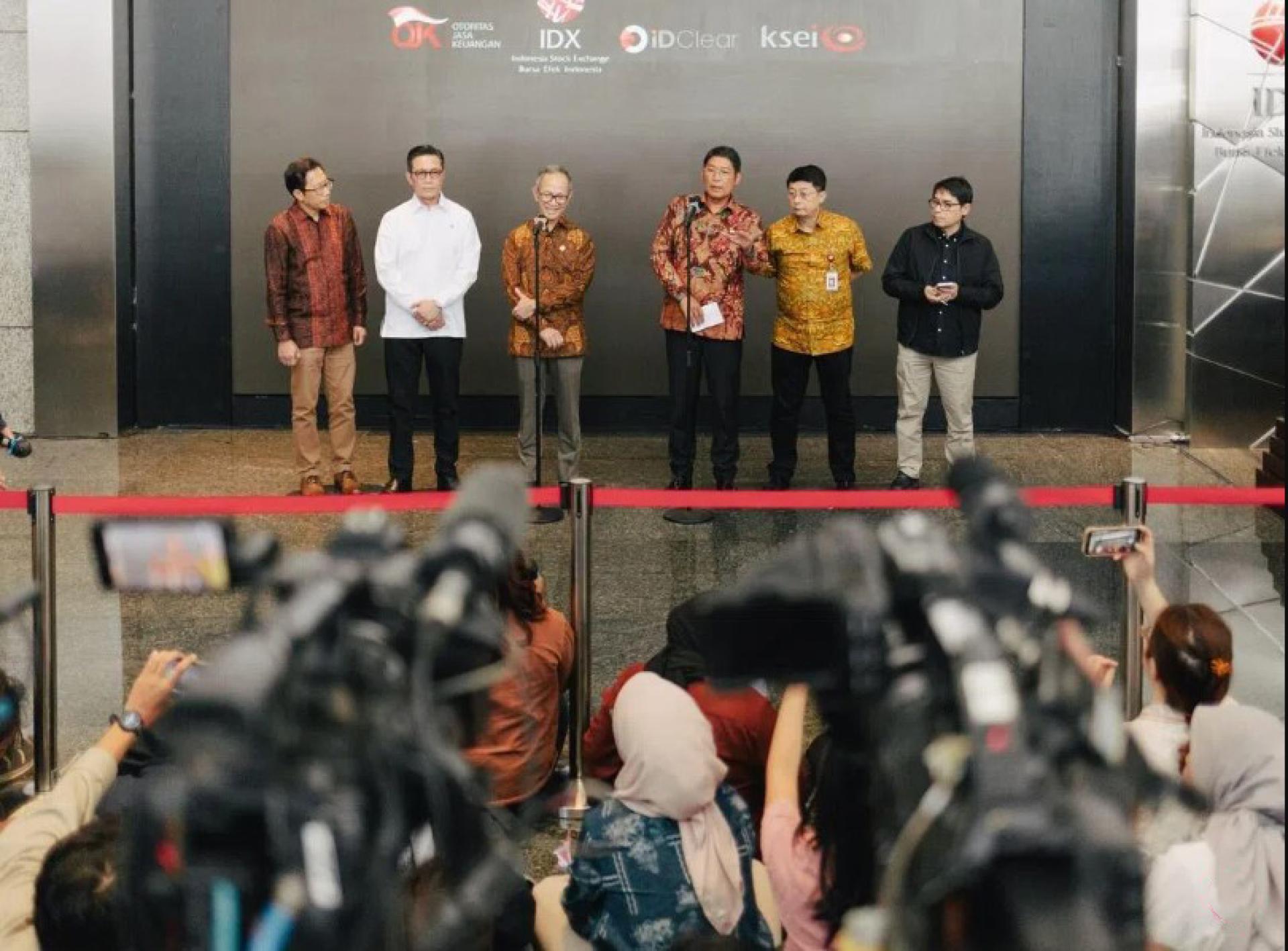 印尼金融服务管理局董事会主席马亨德拉（左3）星期五（1月30日）与该局高层一同在雅加达的证券交易所召开记者会。他们过后通过金管局发声明宣布辞职。