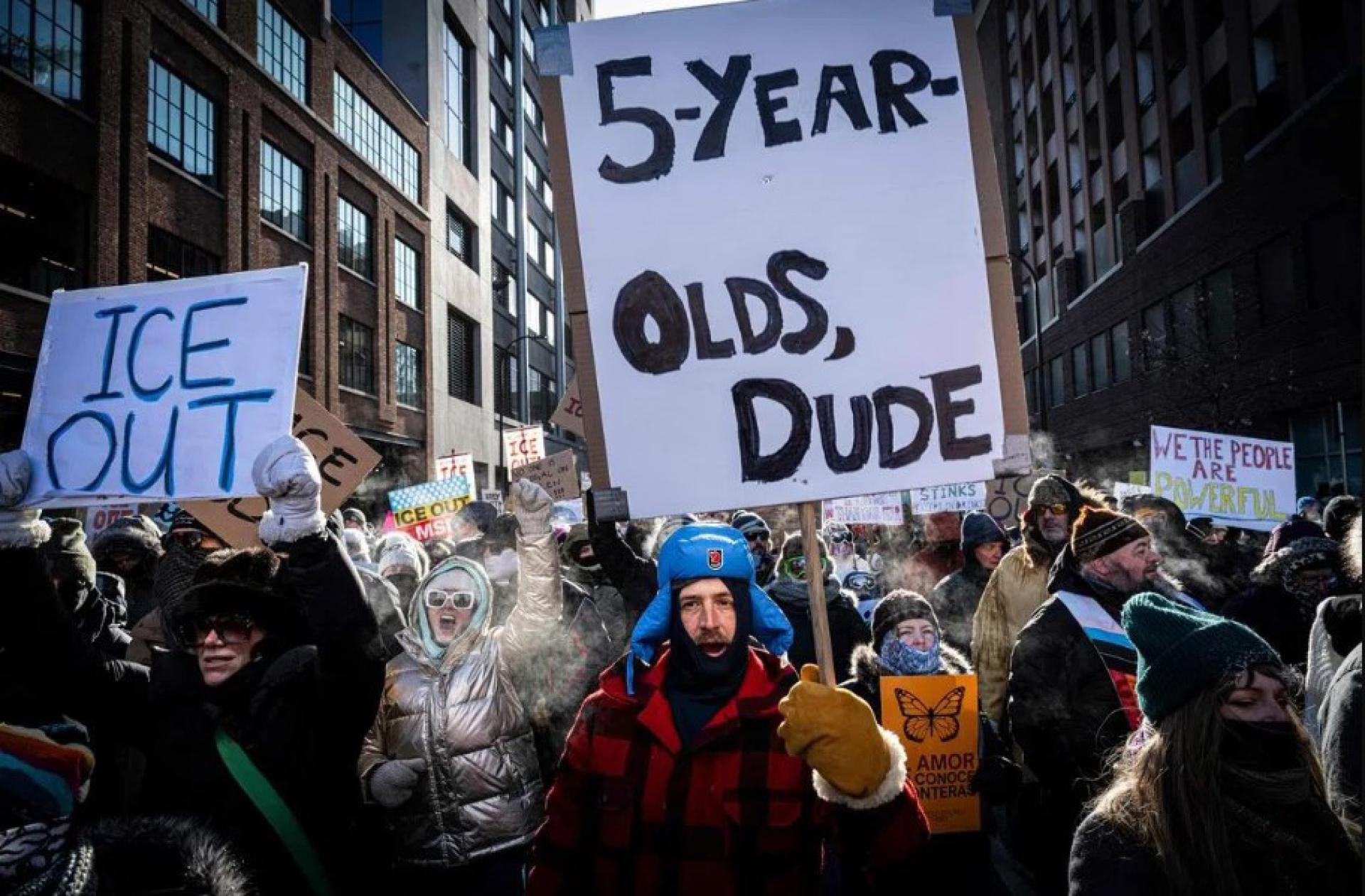 美国民众于1月23日走上明尼阿波利斯街头抗议，要求移民执法人员撤出明州。