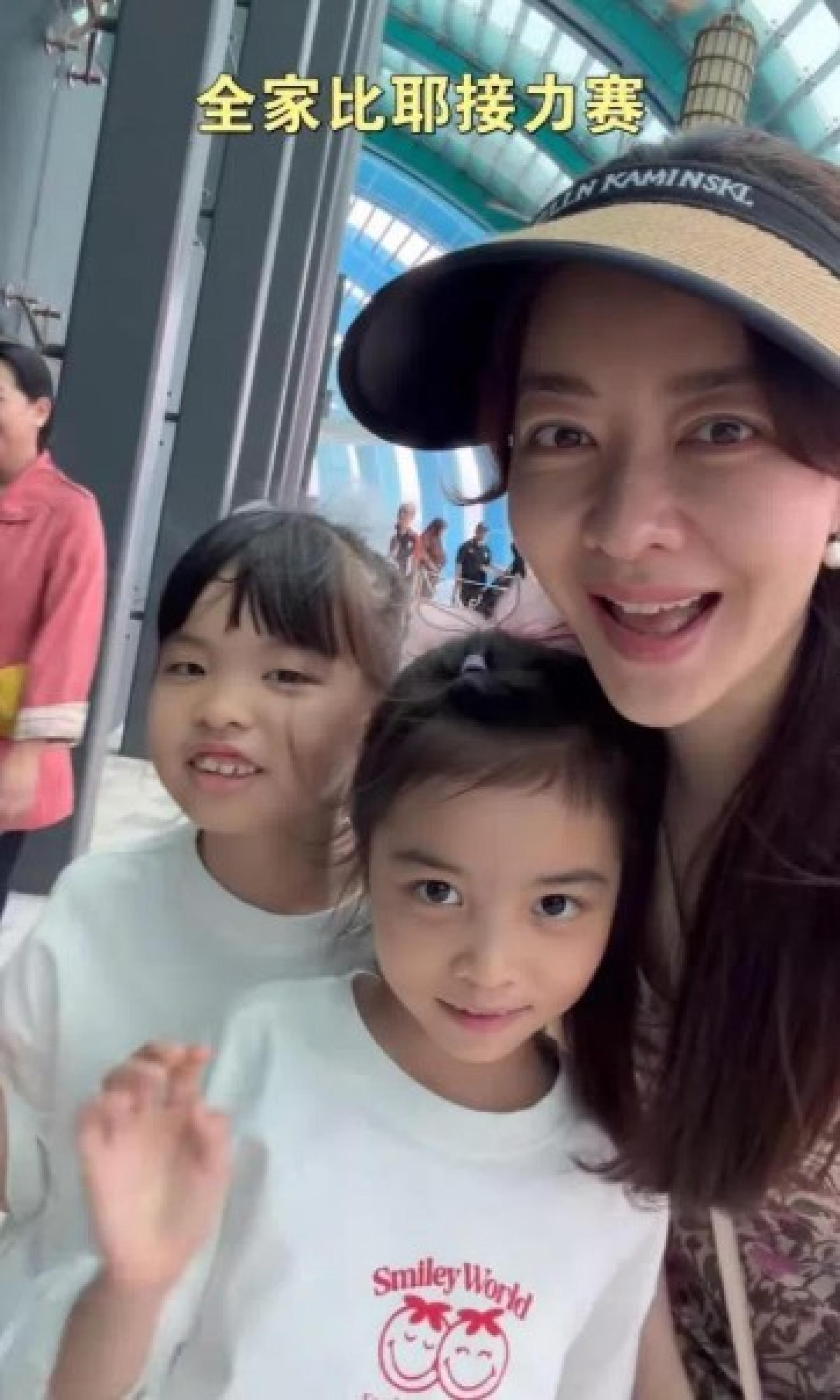 熊黛林（右1）和一对女儿一起入镜。