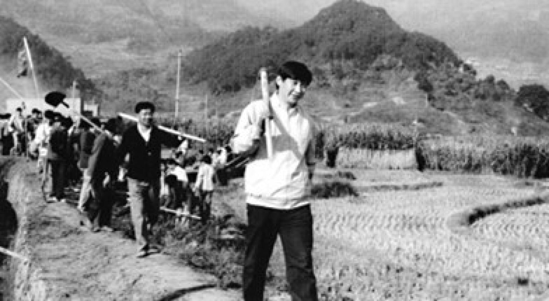 1988年，习近平在农村调研时参加劳动。