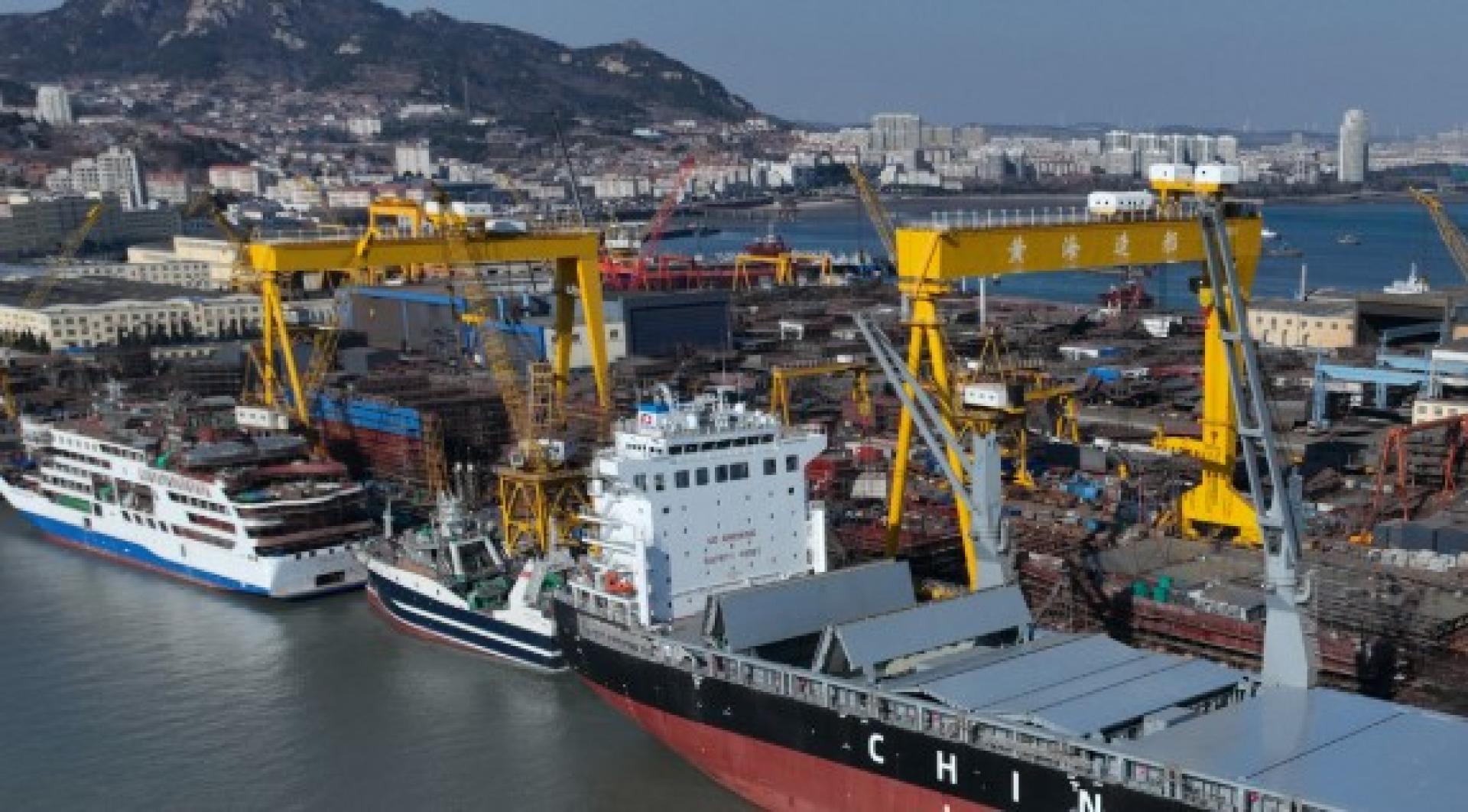 山东省荣成市石岛管理区造船基地，大型船舶在建造中。