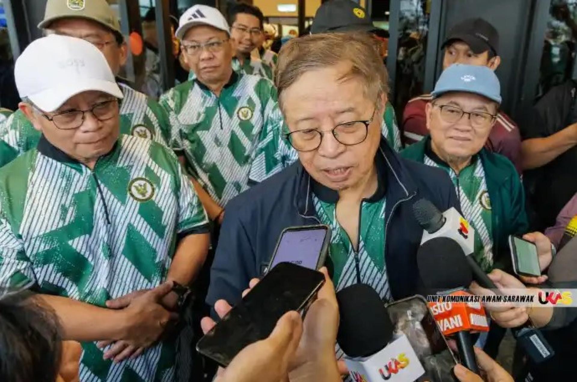 阿邦佐哈里在2026年2月1日于砂拉越植物园举行的健康漫步活动中，回答记者提问。