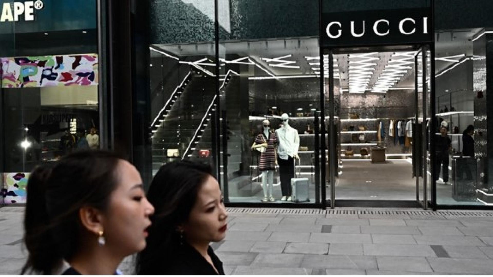 据报告，2025年中国高端消费市场规模较上一年下降5%，富豪的消费重点从物质转向服务体验与情绪价值。