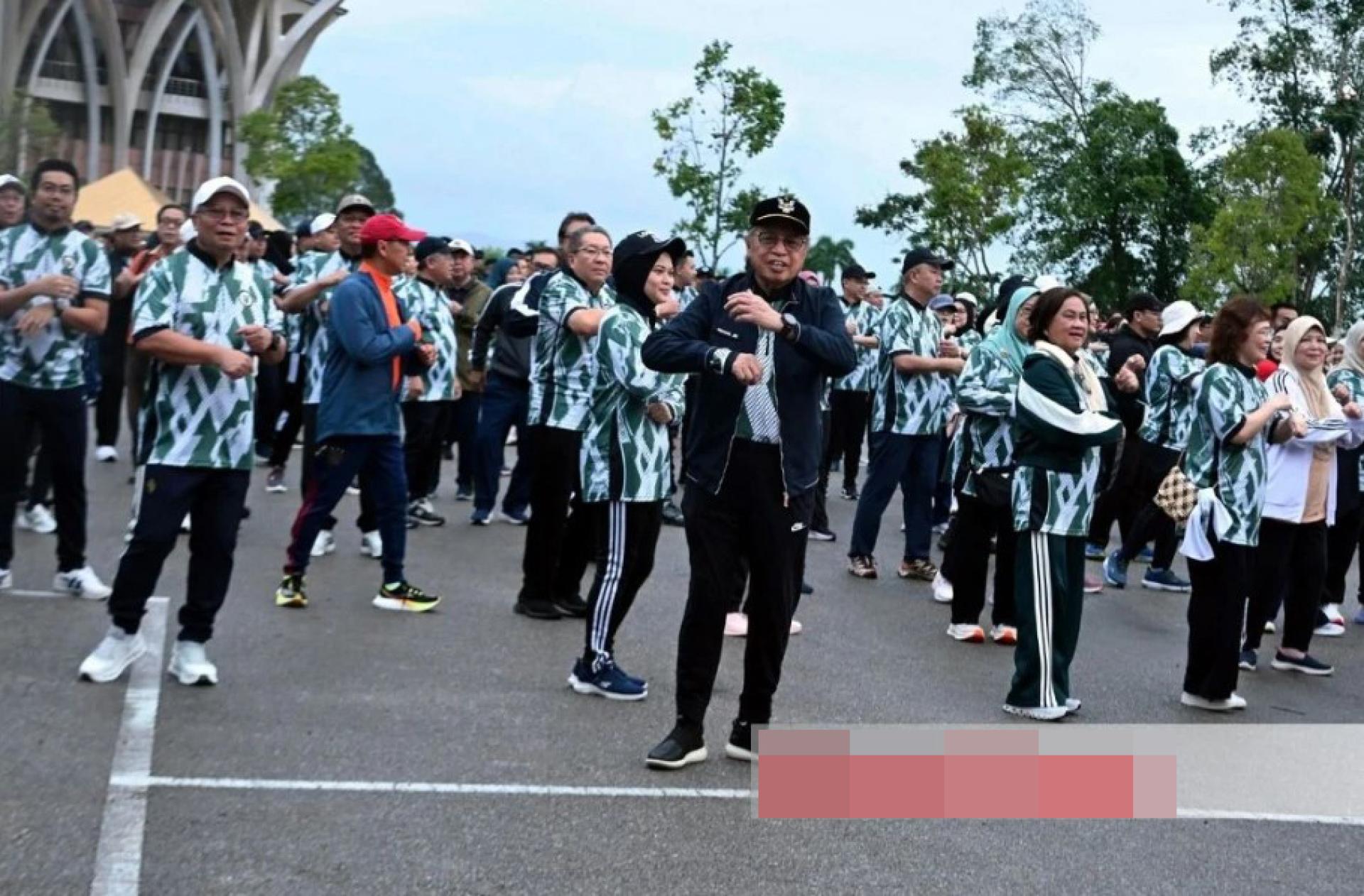 阿邦佐哈里在“与总理同行健康步行”活动中参与有氧运动。