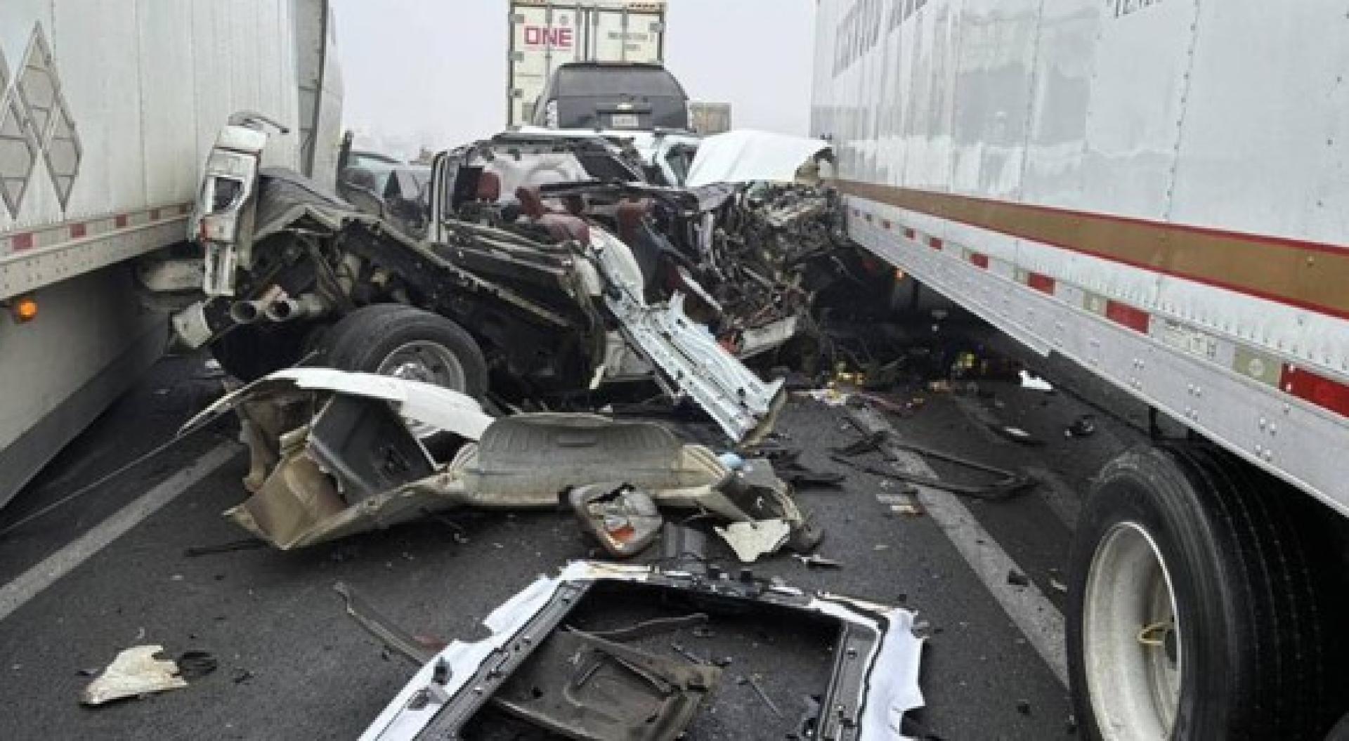 美加州99号公路图莱里县路段发生严重车祸。