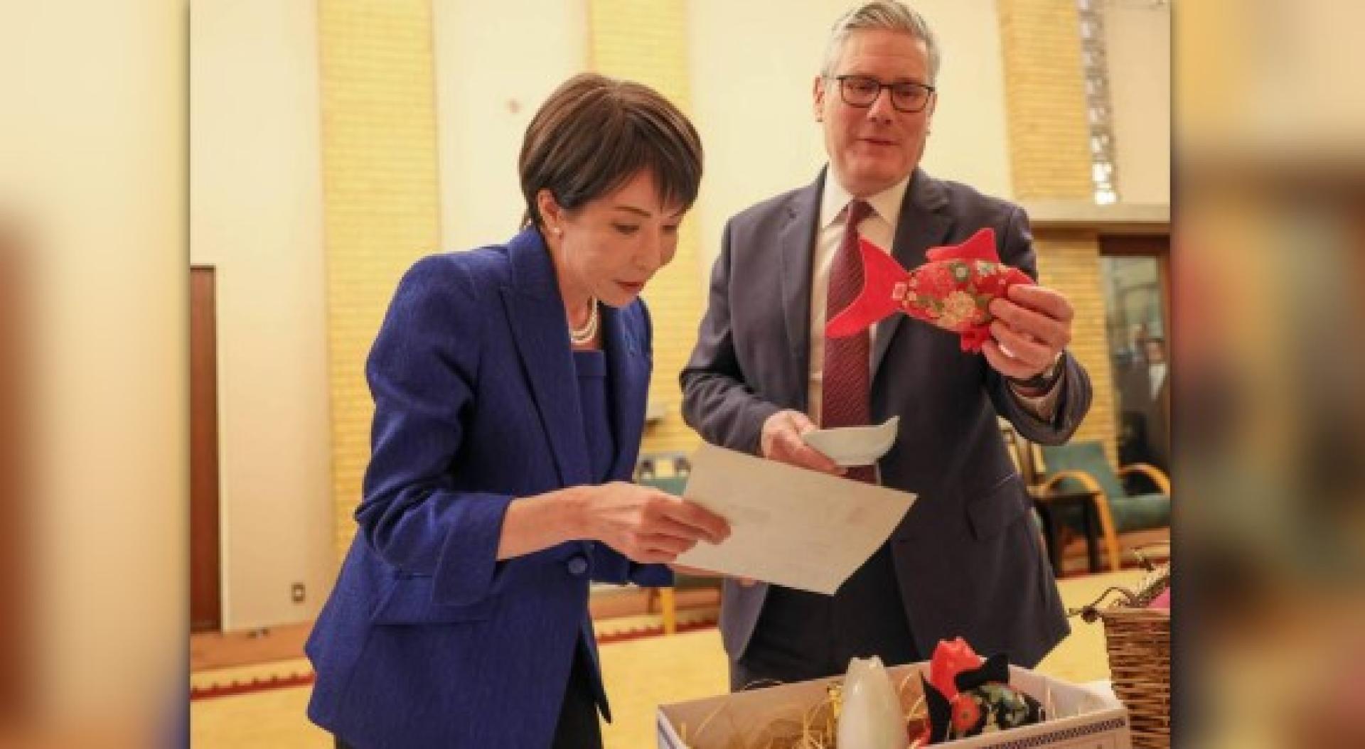 高市早苗赠送的猫咪用品礼盒内，包含碗、猫咪造型摆设、金鱼造型玩具等用品。