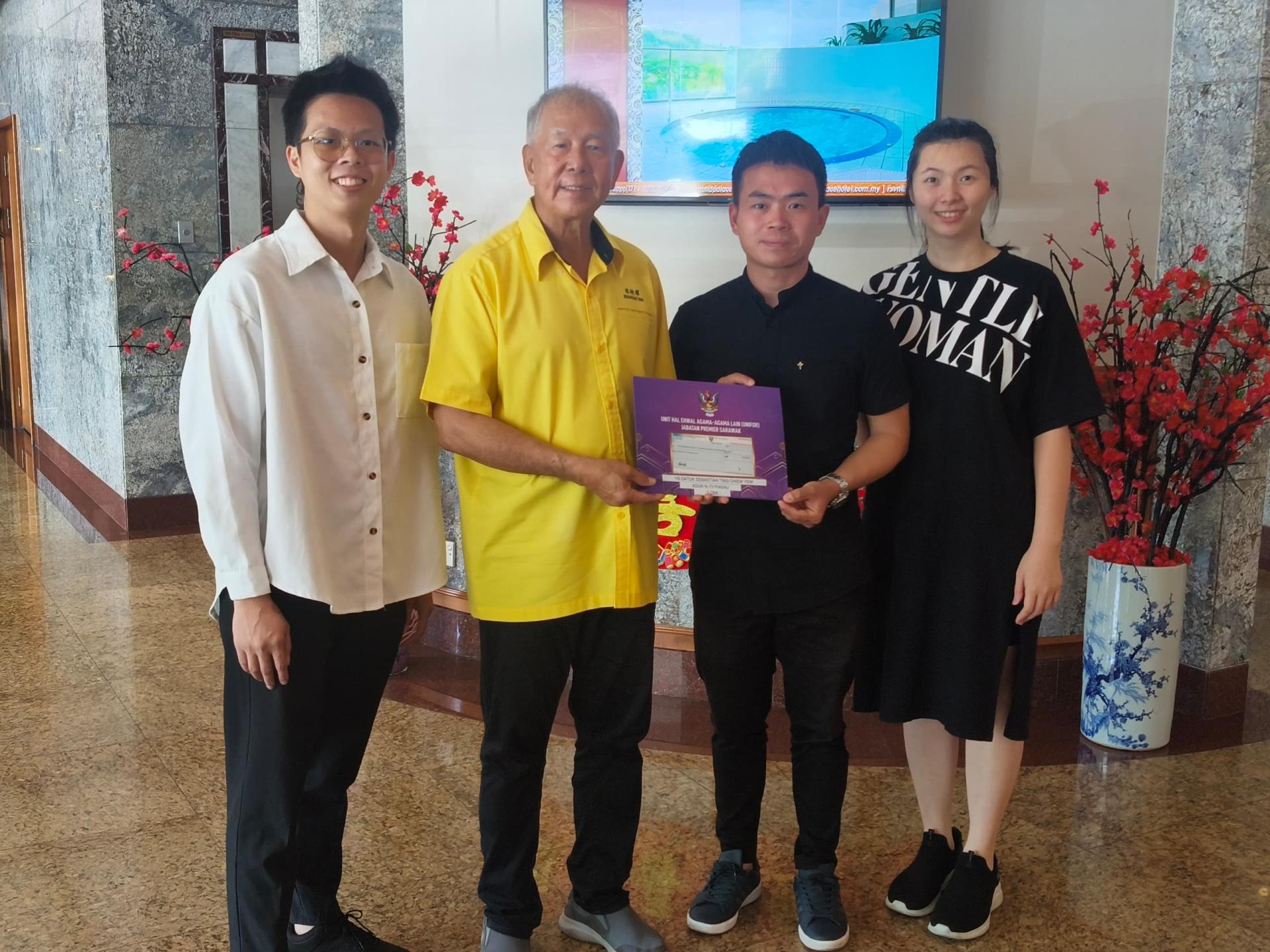 砂旅游部副部长拿督陈超耀（左2）代表移交拨款予砂拉越纯福音教会美里分会筹款小组主任池信勇。