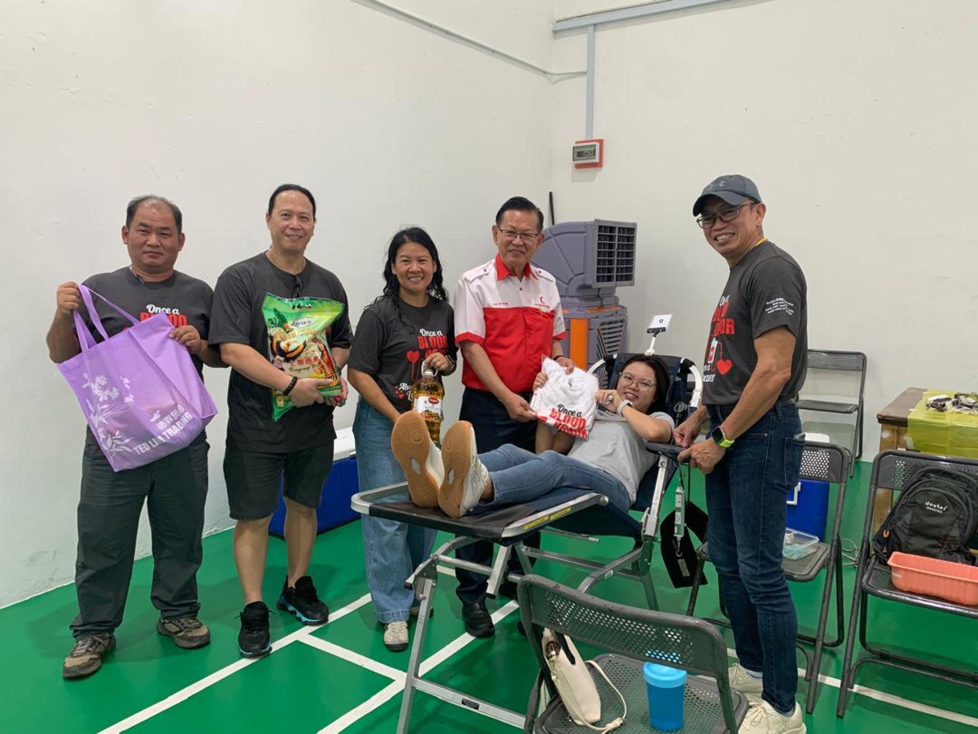 李景胜赠送礼品予首次捐血的参与者。